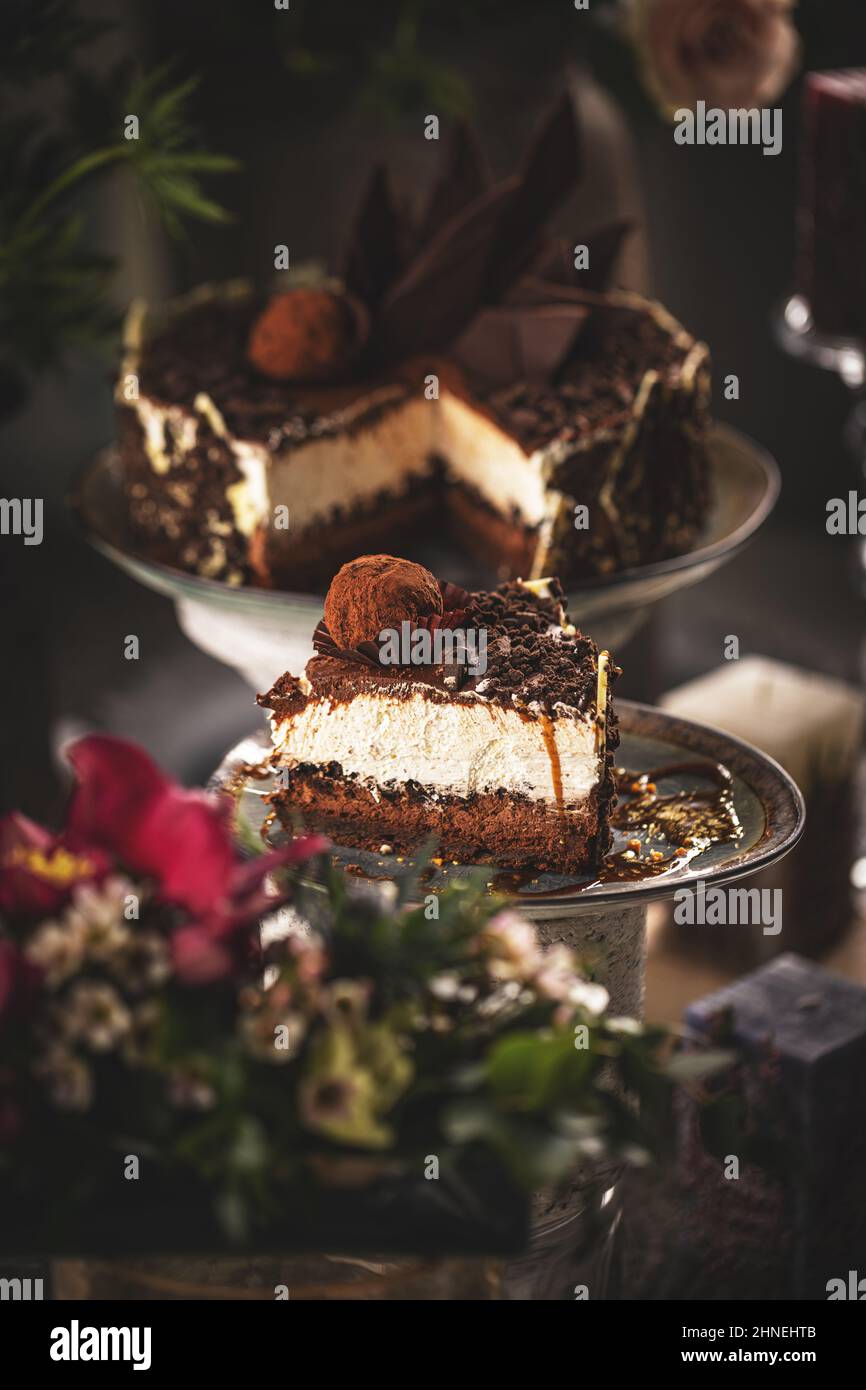 Scheibe Schokoladenkuchen mit Mascarpone-Creme, verziert mit Trüffel Stockfoto