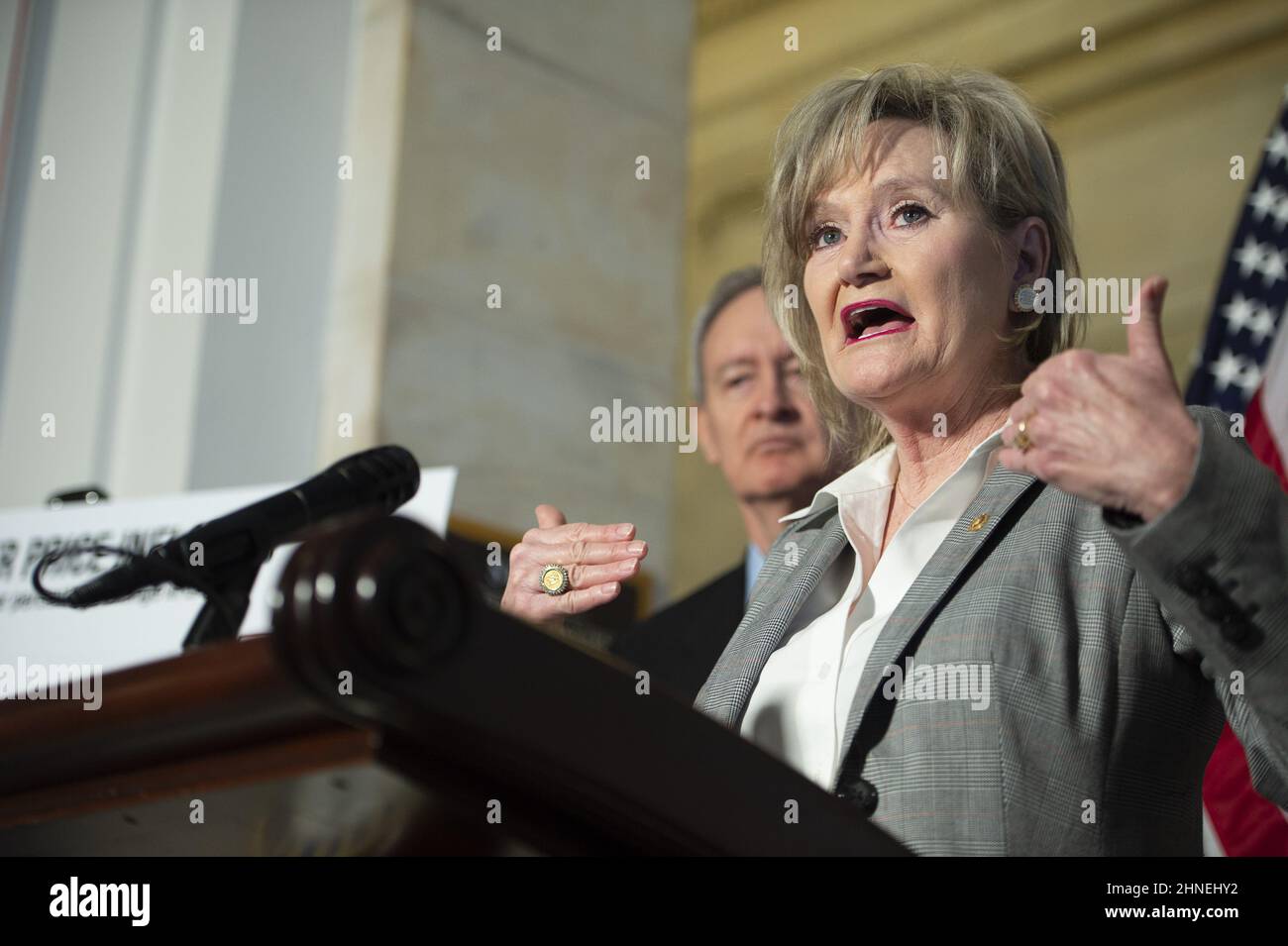 Washington, Usa. 16th. Februar 2022. Senator Cindy Hyde-Smith, R-MS, spricht während einer Pressekonferenz, die von Senator Mike Crapo, R-ID, am Mittwoch, dem 16. Februar 2022, im US-Kapitol in Washington, DC, über den Anstieg der Inflation gehalten wurde. Foto von Bonnie Cash/UPI Credit: UPI/Alamy Live News Stockfoto