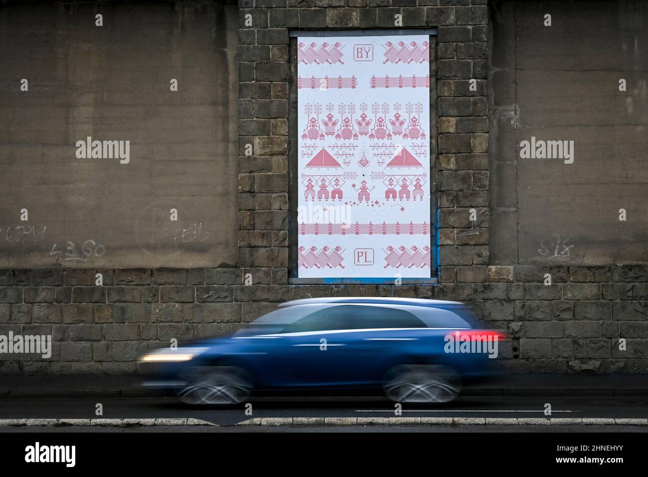 Prag, Tschechische Republik. 16th. Februar 2022. Die Eröffnung der belarussischen Folklore-Ausstellung der Künstlerin Rufina Bazlova markiert massive Proteste nach gefälschten Präsidentschaftswahlen in Belarus, ihrer Unterdrückung und humanitären Krise an der weißrussisch-polnischen Grenze in Prag, Tschechische Republik, 16. Februar 2022. Quelle: VIT Simanek/CTK Photo/Alamy Live News Stockfoto