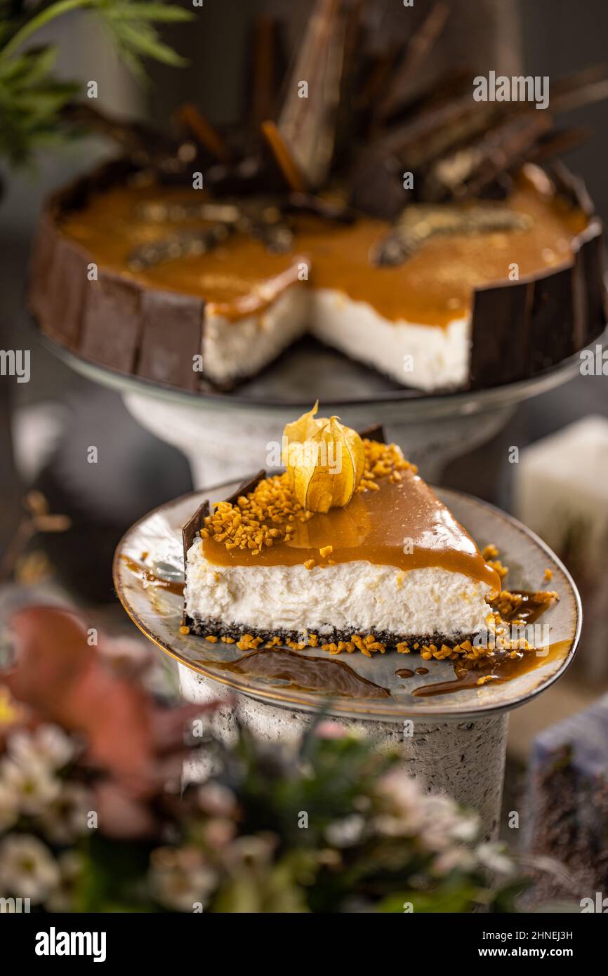 Käsekuchen in Scheiben mit einer Salzkaramellsauce Stockfoto