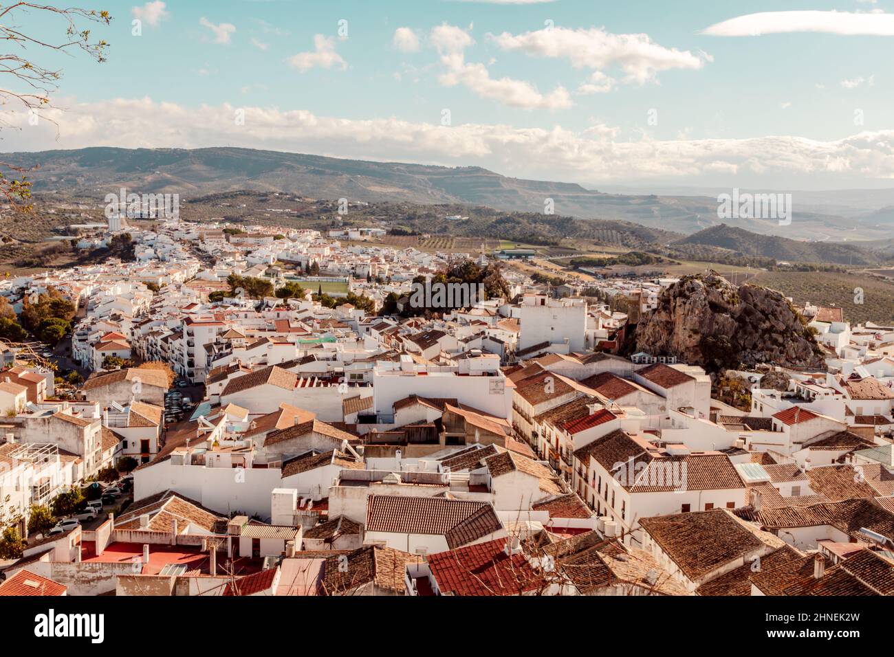 Stadtbild von Olvera in Südspanien an der Route der weißen Dörfer Stockfoto