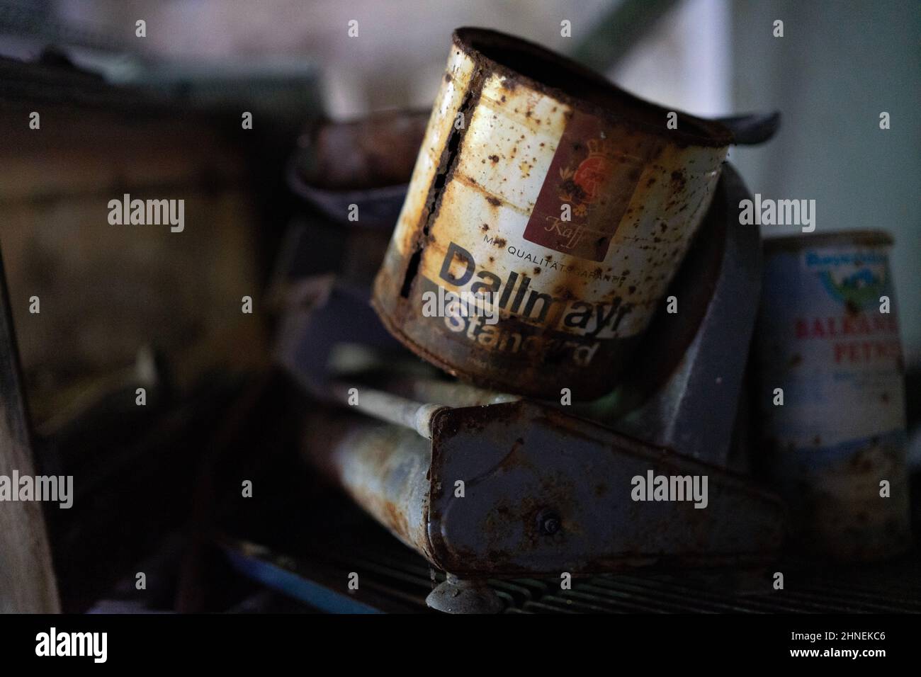Rostige alte Dose dallmayr-Standardkaffee in einer zerstörten Küche eines verlassenen Sanatoriums, Deutschland Stockfoto