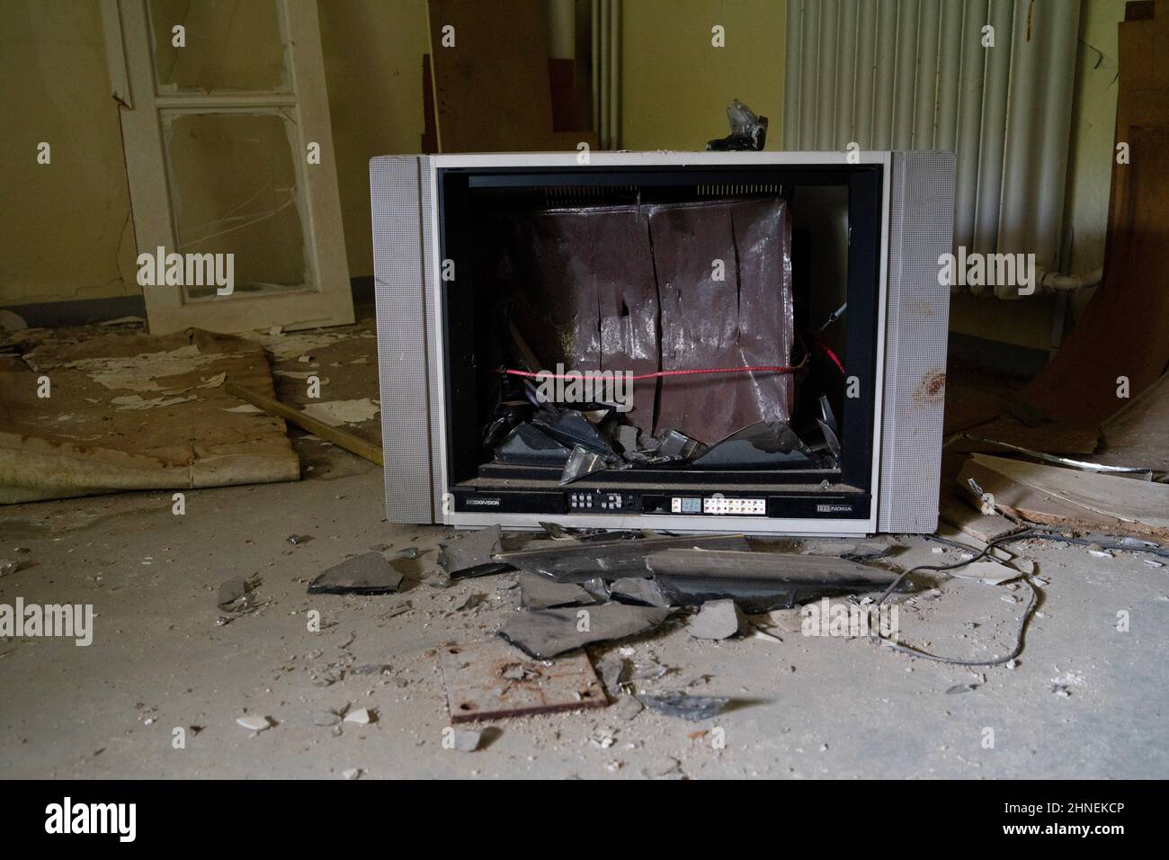 Alter Fernseher mit kaputter CRT-Anzeige in einem Gästezimmer eines verlassenen Sanatoriums, Deutschland Stockfoto