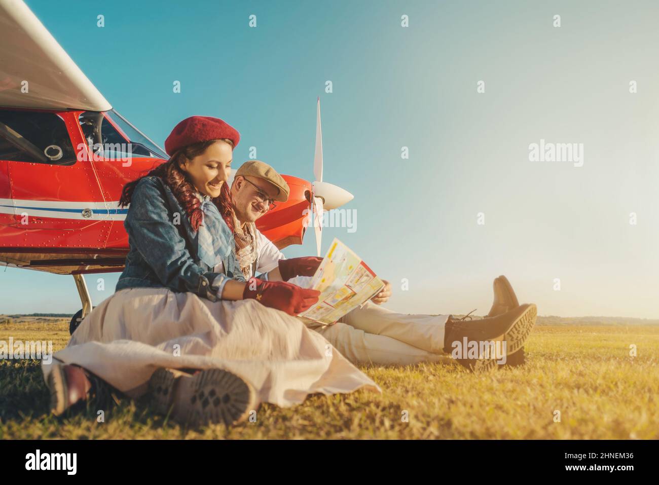 Junges Paar, das eine Reise mit einem Privatflugzeug plant Stockfoto