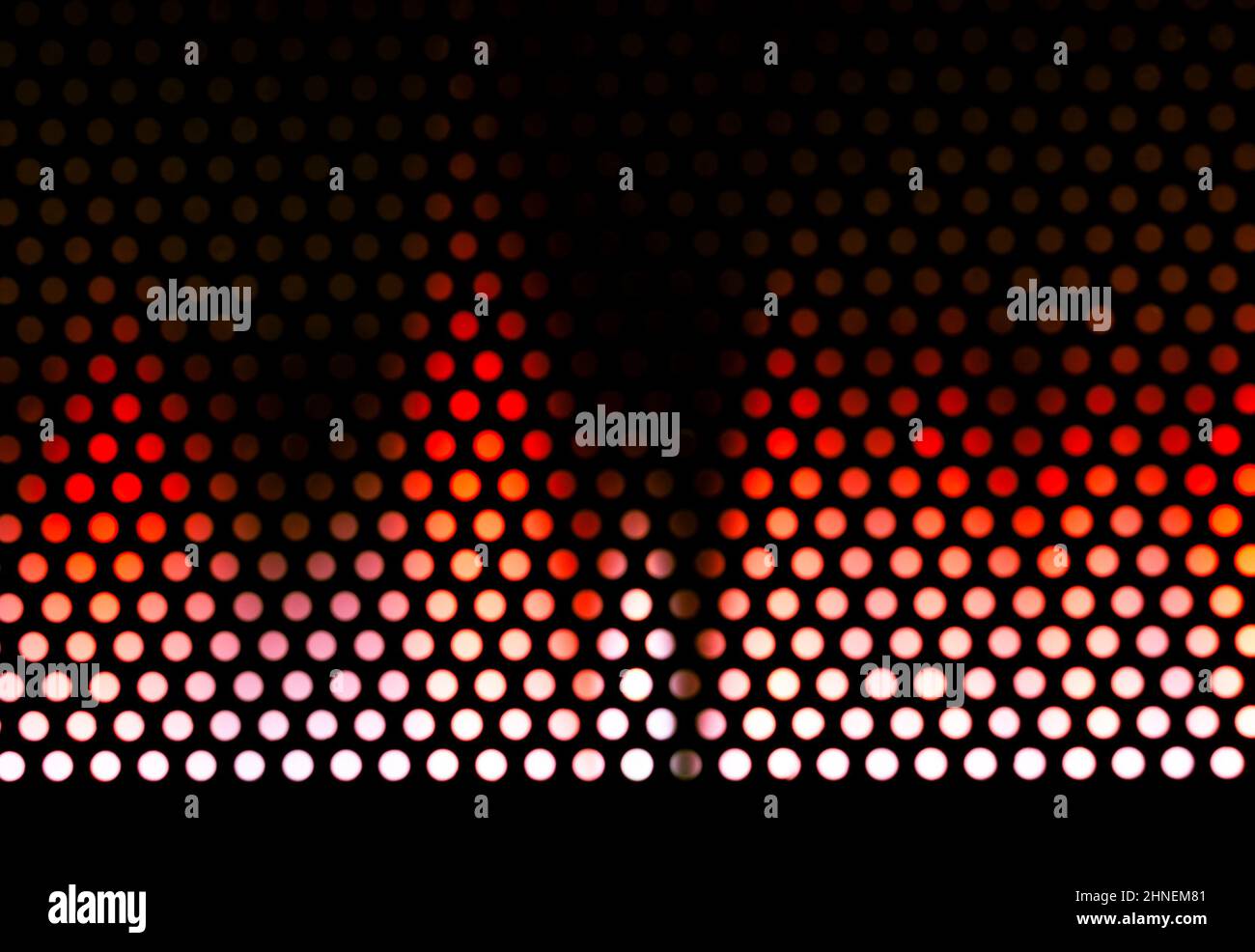 Gitterstruktur Hintergrund mit runden Löchern mit Hintergrund Feuerflamme Stockfoto