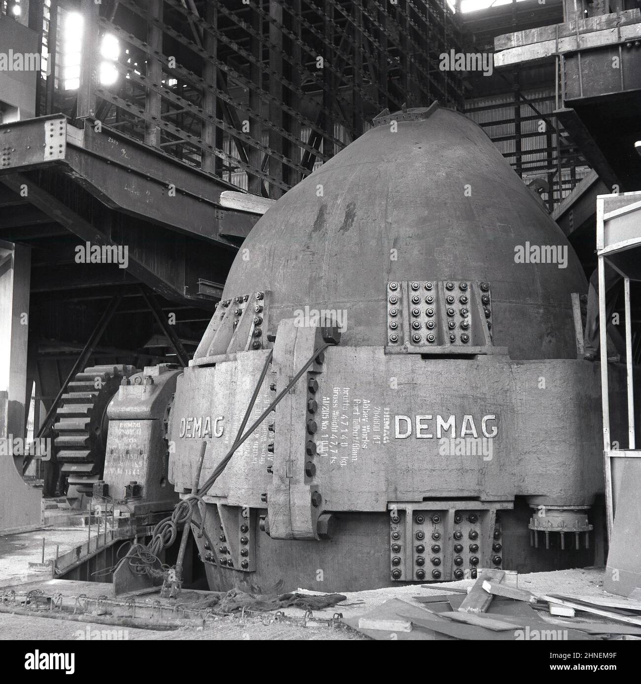 1950s, historisch, ein in Deutschland gemachter Demag metallurgischer Bessemer-Verarbeiter oder -Ofen bei The Abbey Works, Port Talbot, Wales, Großbritannien. Nach WW2 wurde die Steel Company of Wales (Scow) gegründet, um einen modernen integrierten Stahlkomplex auf dem ehemaligen Margam Iron & Steel-Werk zu schaffen. Das Abbey Works wurde 1951 eröffnet und bis 1953 vollständig in Betrieb genommen. Es war das größte Stahlwerk in Europa. Es wurde 60s eröffnet. Im Jahr 1967 verstaatlicht, wurde es ein Teil von British Steel. Im Jahr 2000 zurück in Privatbesitz mit Corus, die 2007 von der indischen Tata Group übernommen wurde. Stockfoto