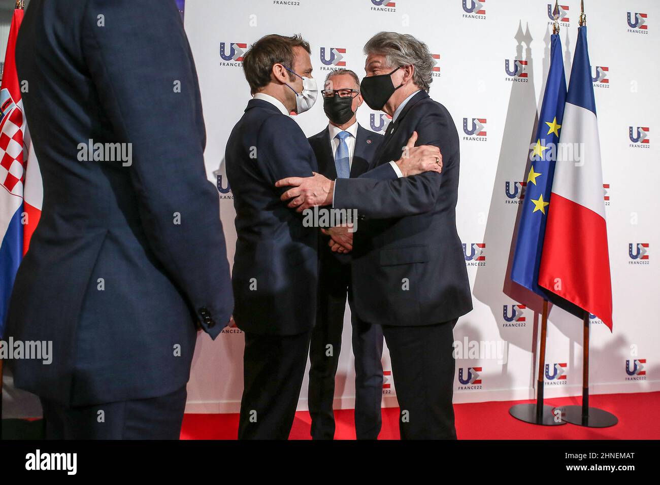 Toulouse, Frankreich, 16. Februar 2022. Emmanuel Macron, Präsident der Republik, trifft sich mit Thierry Breton(R), dem EU-Kommissar für Binnenmarkt seit 2019, und Josef Aschbacher, Direktor der Europäischen Weltraumorganisation, im Rahmen der französischen Präsidentschaft des Rates der Europäischen Union (PFUE) im Kongresszentrum Pierre Baudis. 16. Februar 2022, Toulouse, Frankreich. Foto von Frederic Scheiber/Pool/ABACAPRESS.COM Stockfoto