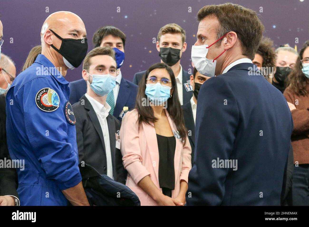 Toulouse, Frankreich, 16. Februar 2022. Der französische Präsident Emmanuel Macron spricht nach seiner Rede mit Luca Parmitano, einem italienischen Astronauten, der 2009 während der Astronautenauswahl der Europäischen Weltraumorganisation 3ᵉ rekrutiert wurde. Im Rahmen der französischen Präsidentschaft des Rates der Europäischen Union (PFUE) besuchte der Präsident der Republik Emmanuel Macron während des informellen Treffens der für Raumfahrt zuständigen europäischen Minister das Kongresszentrum von Pierre Baudis. 16. Februar 2022, Toulouse, Frankreich. Foto von Frederic Scheiber/Pool/ABACAPRESS.COM Stockfoto