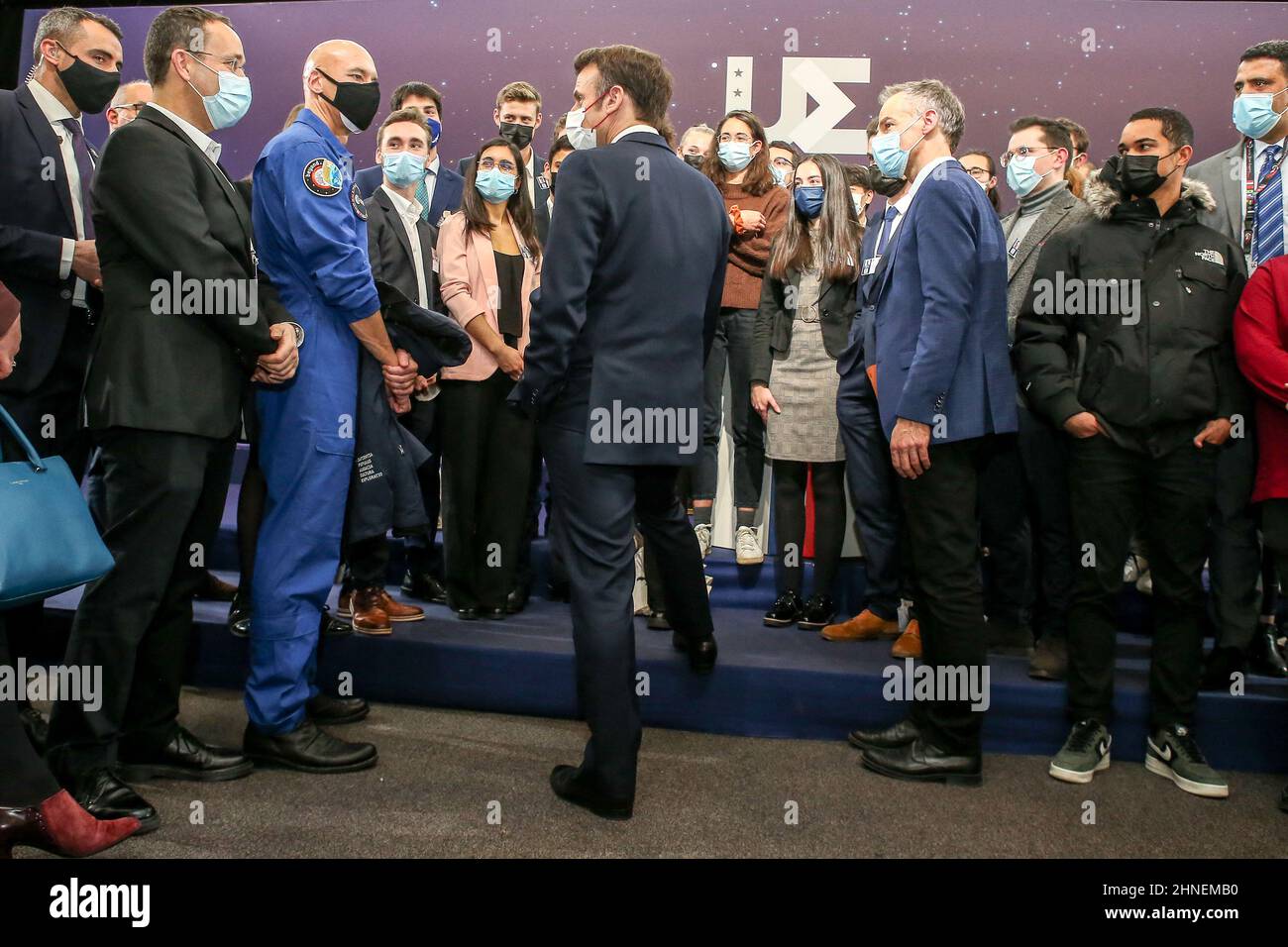 Toulouse, Frankreich, 16. Februar 2022. Der französische Präsident Emmanuel Macron spricht nach seiner Rede mit Luca Parmitano, einem italienischen Astronauten, der 2009 während der Astronautenauswahl der Europäischen Weltraumorganisation 3ᵉ rekrutiert wurde. Im Rahmen der französischen Präsidentschaft des Rates der Europäischen Union (PFUE) besuchte der Präsident der Republik Emmanuel Macron während des informellen Treffens der für Raumfahrt zuständigen europäischen Minister das Kongresszentrum von Pierre Baudis. 16. Februar 2022, Toulouse, Frankreich. Foto von Frederic Scheiber/Pool/ABACAPRESS.COM Stockfoto