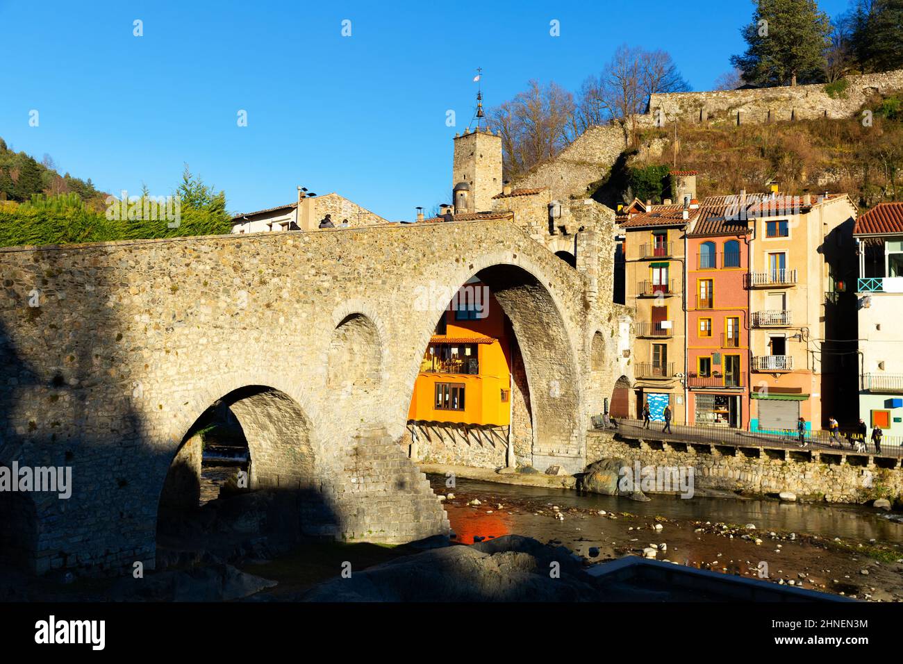 Blick auf die Brücke in der Stadt Camprodon in den Pyrenäen Stockfoto