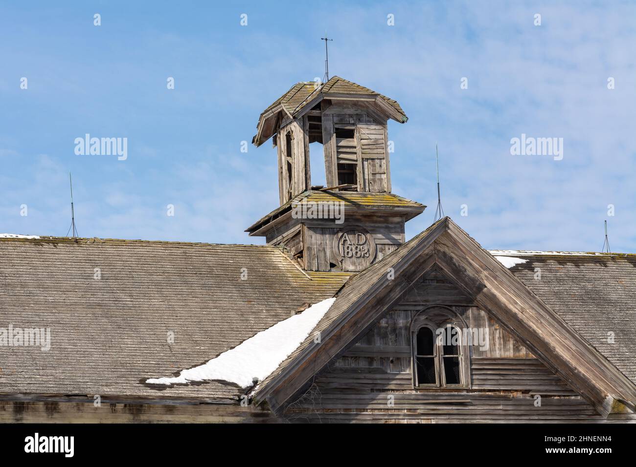 Nahaufnahme des Daches einer alten Holzscheune aus dem Jahr 1882. LaSalle County, Illinois, USA. Stockfoto