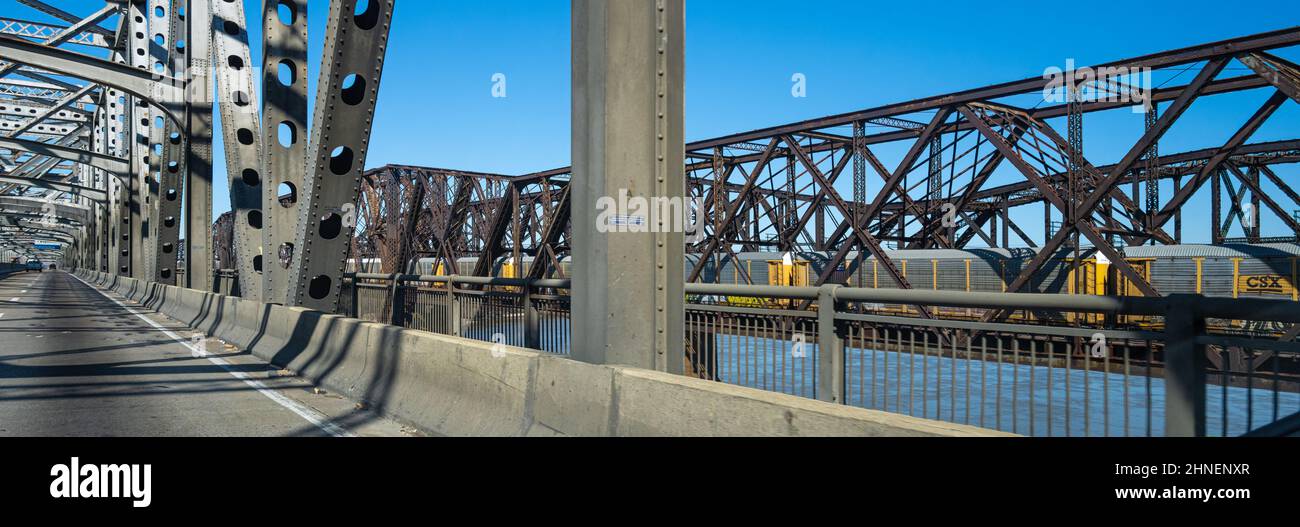 Blick von der Memphis-Arkansas Bridge über den Mississippi River auf einen Zug, der die Frisco Bridge mit der Harahan Bridge im Hintergrund überquert. Stockfoto