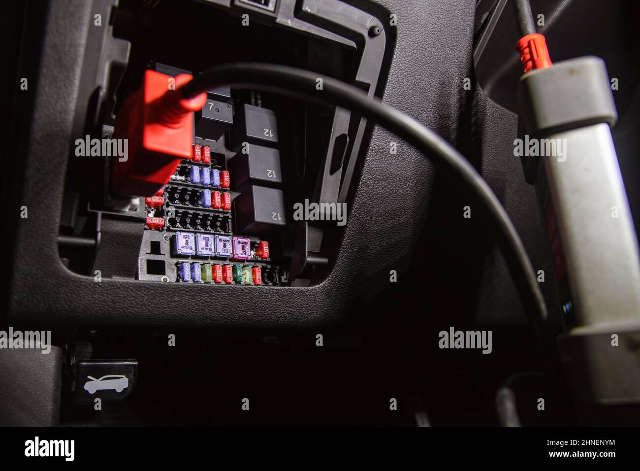Auto-Sicherungsblock mit einem Steckverbinder für die Computerdiagnose der Fahrzeugsysteme Stockfoto