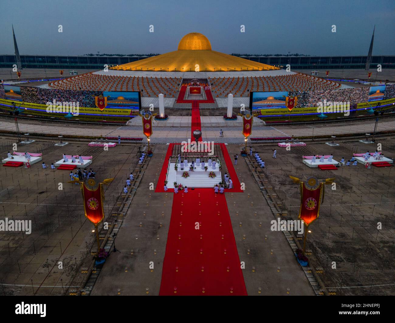 Bangkok, Thailand. 16th. Februar 2022. (ANMERKUNG DER REDAKTION: Bild mit Drohne) Luftaufnahme des Wat Dhammakaya Tempels während der Meditationszeremonie.Anhänger persönlich und weltweit feierten das 52nd-jährige Jubiläum des Tempels, indem sie 1 Millionen Laternen zündeten und 1 Millionen Bäume pflanzten. (Foto von Matthew Hunt/SOPA Images/Sipa USA) Quelle: SIPA USA/Alamy Live News Stockfoto