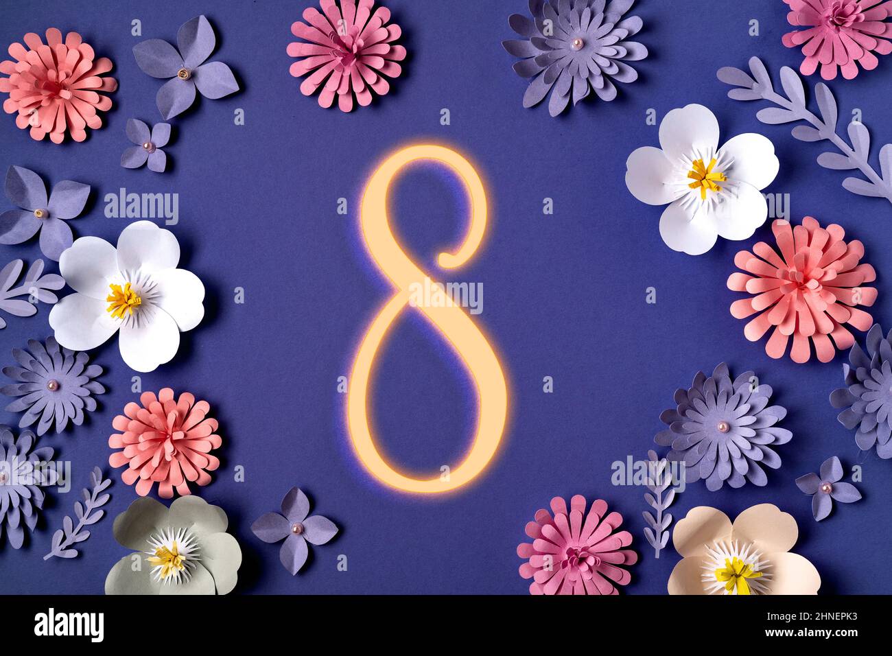 Floraler violetter Hintergrund mit farbigem Neon-Design mit der Nummer 8. Internationaler Frauentag. Farbtrends 2022 sehr peri. Stockfoto