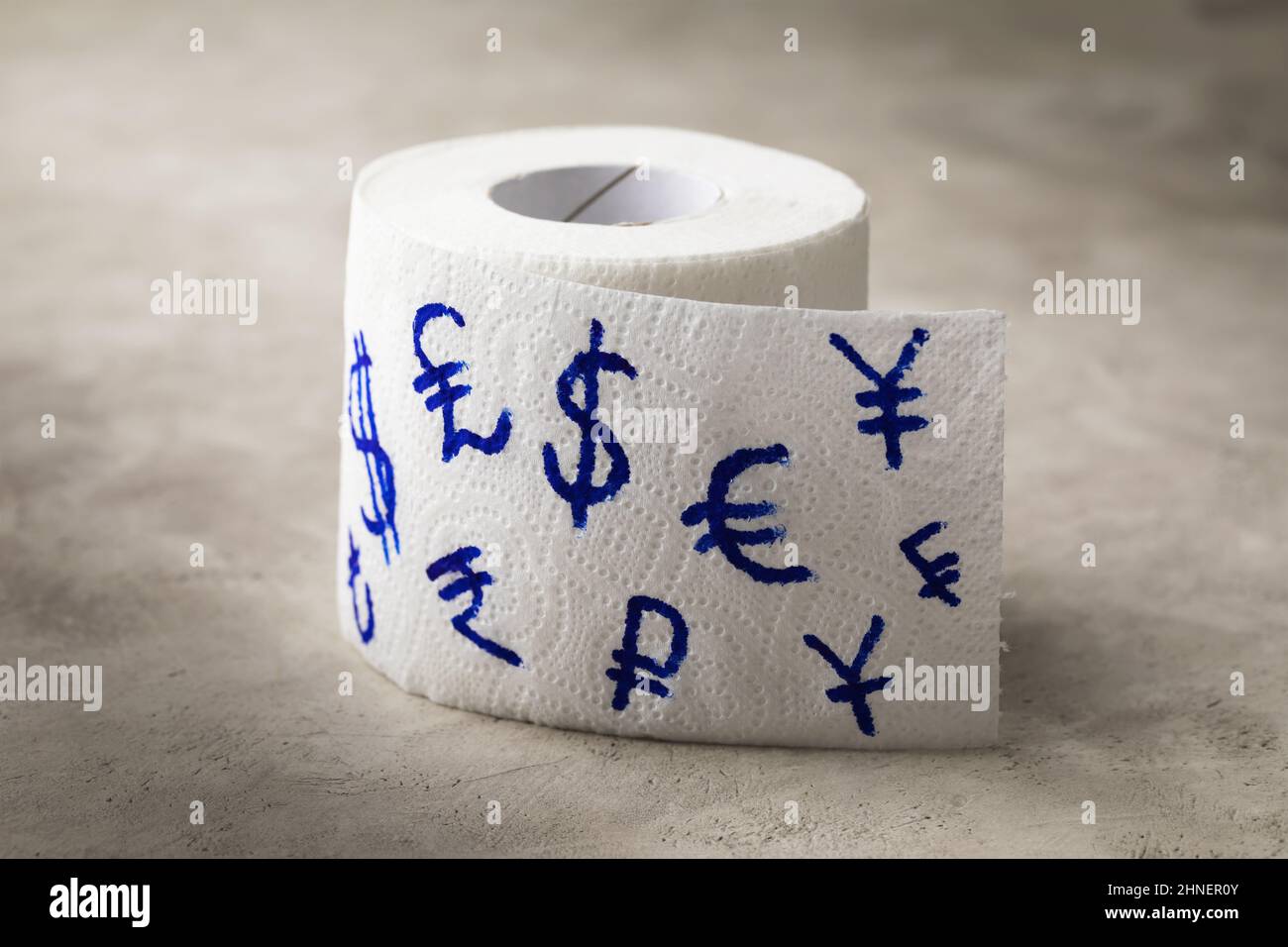 Toilettenpapierrolle mit Währungssymbolen verschiedener Länder darauf  gemalt, aufgeblähtes Wirtschaftskonzept, Witz, Geld ist nur Papier  Stockfotografie - Alamy