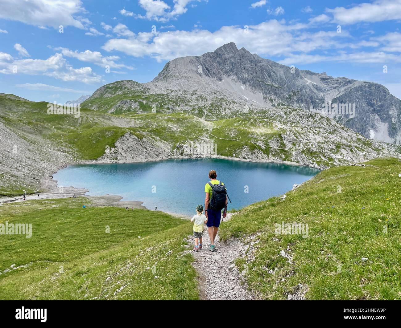 Vater und Sohn wandern zum schönen Butzensee, in der Arlberger Region