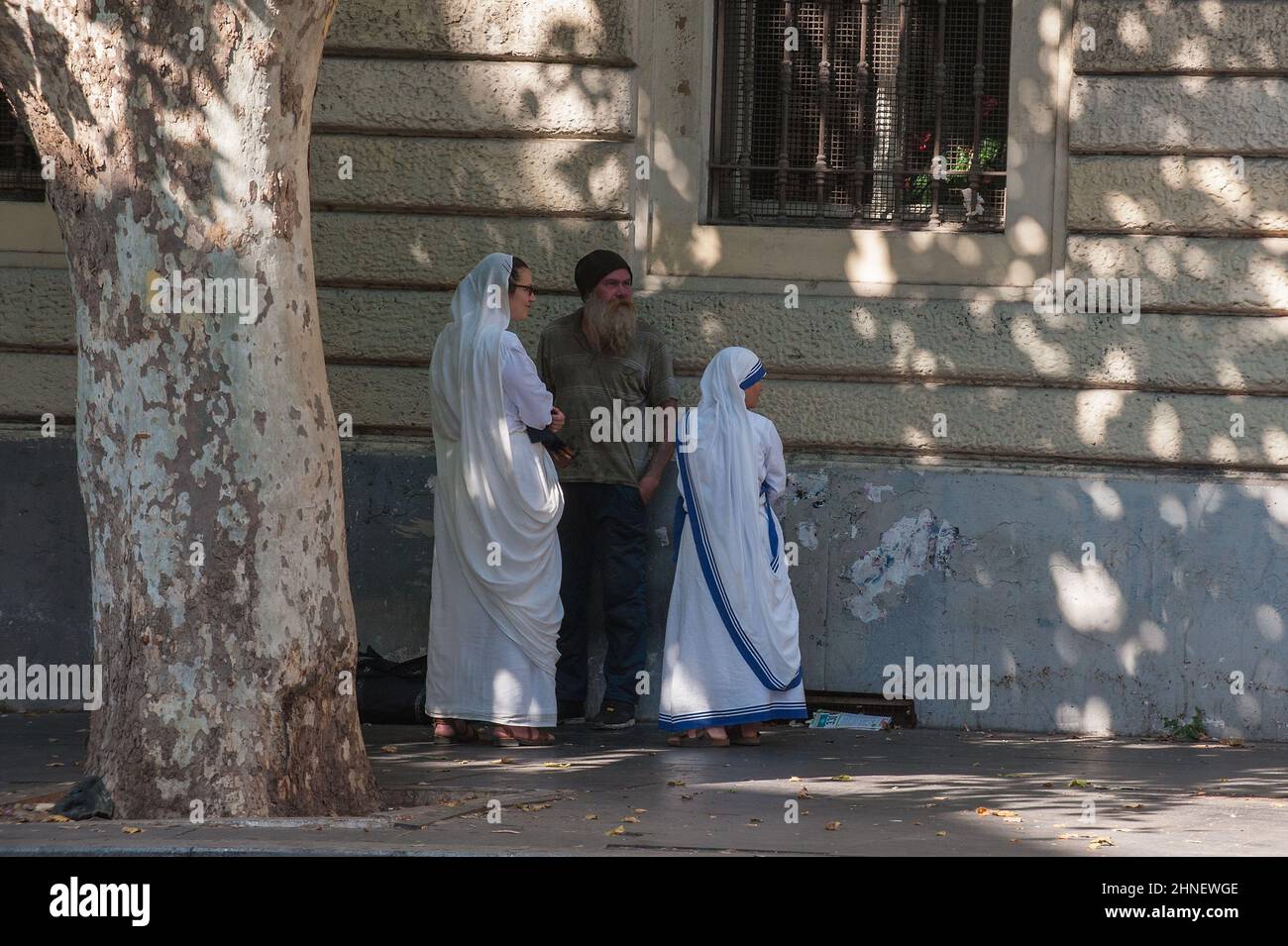 Rom, Italien 06/25/2017: Schwestern von Mutter Teresa von Kalkutta sprechen mit einem Obdachlosen auf der Via Merulana. © Andrea Sabbadini Stockfoto