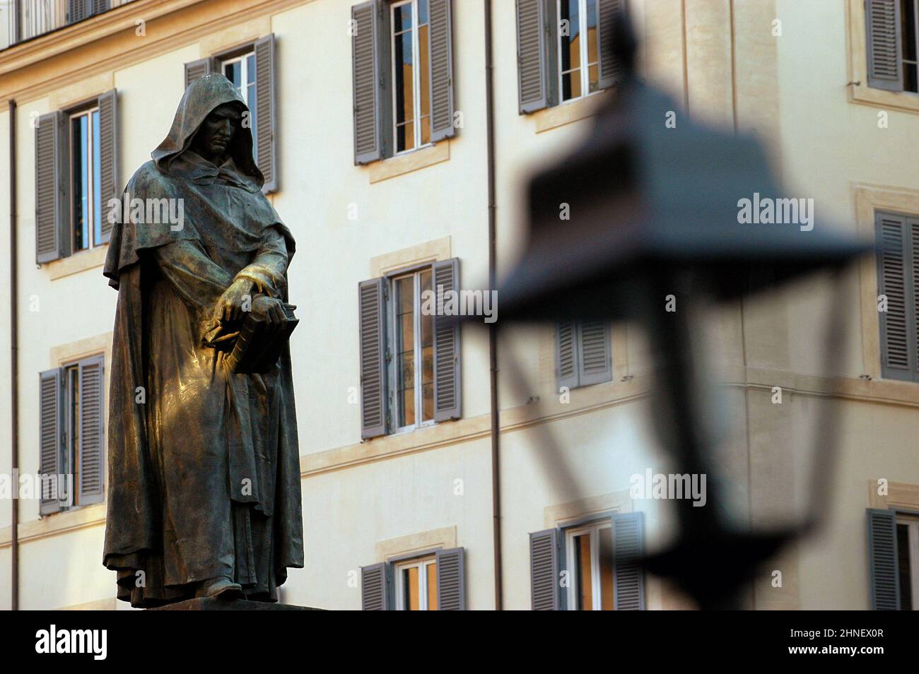 Rom, Italien 17/02/2004: Giordano Bruno Statue auf dem Campo de Fiori Platz. © Andrea Sabbadini Stockfoto