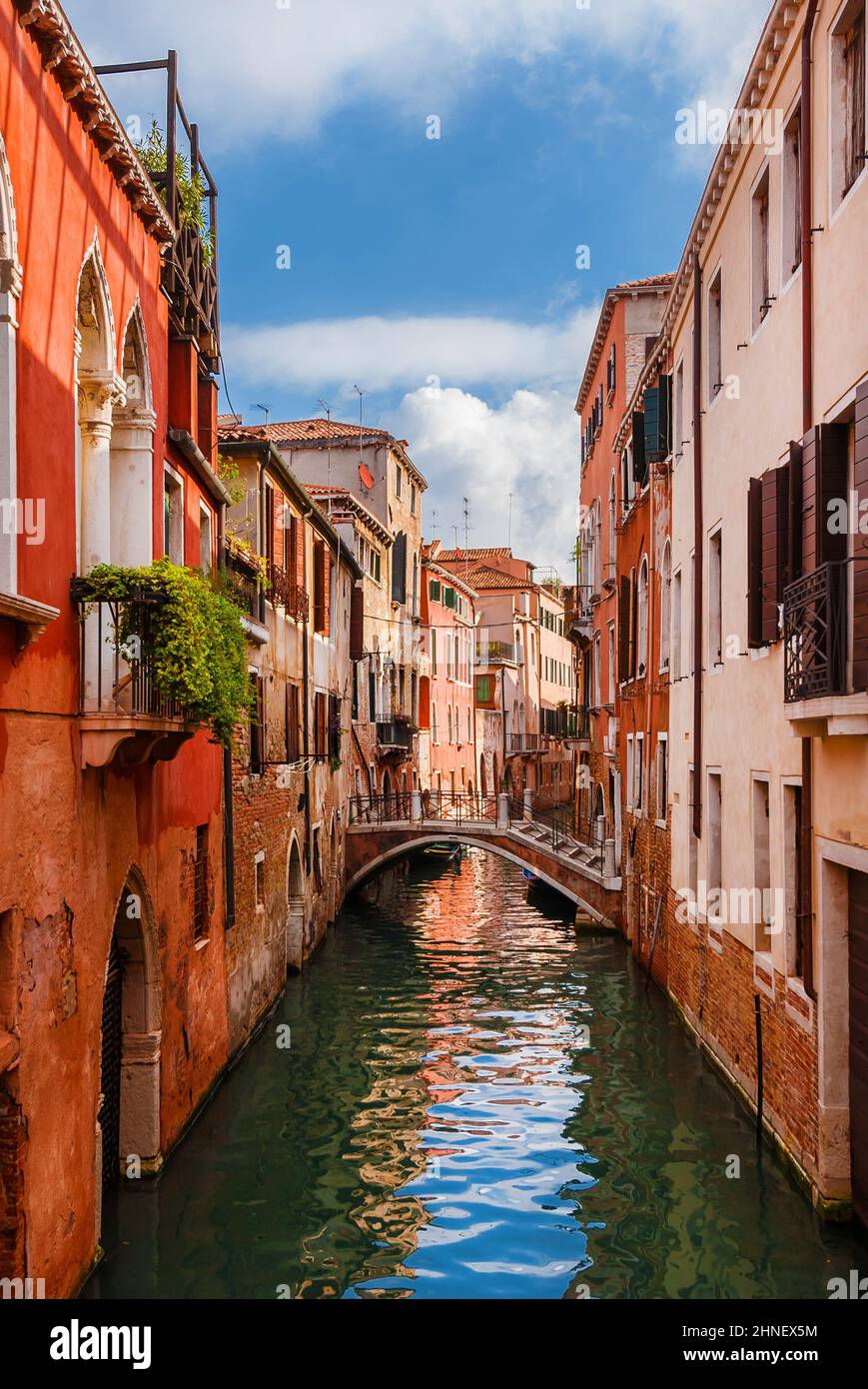 Blick auf den Rio della Toletta, einen charakteristischen Kanal Venedigs mit alten, traditionellen und farbenfrohen Häusern im ruhigen Dorsoduro-Viertel Stockfoto