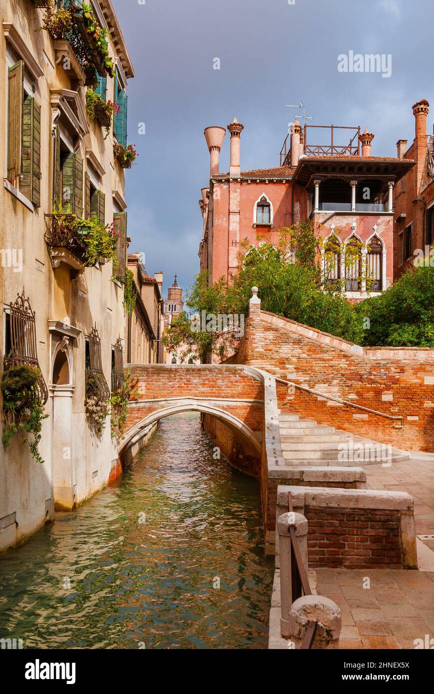 Blick auf den Rio delle Toreseie, einen charakteristischen Kanal Venedigs mit alten, traditionellen und farbenfrohen Häusern im ruhigen Dorsoduro-Viertel Stockfoto