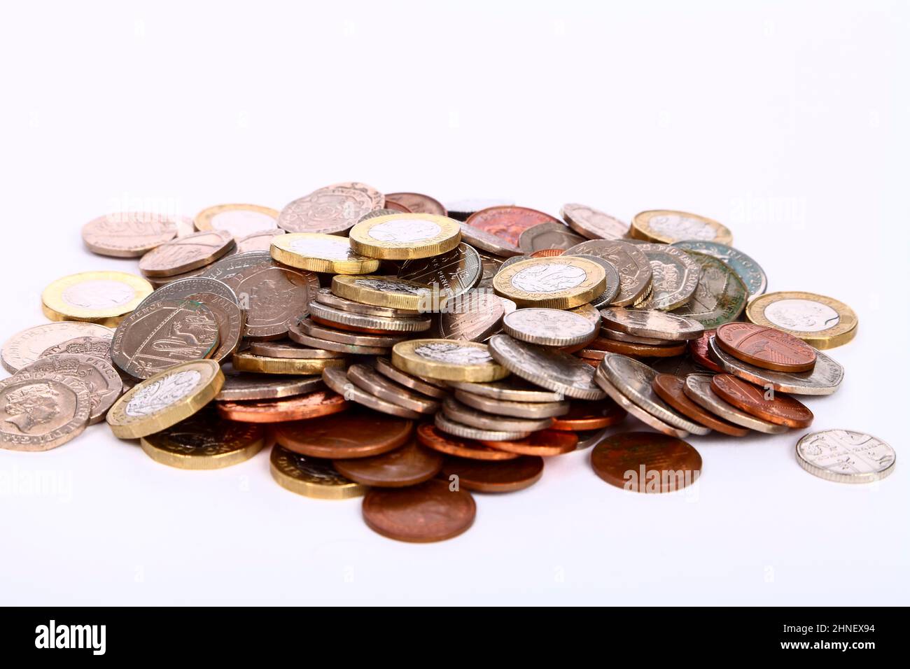 Haufen britischer Münzen, die von Pennies bis Pfund reichen Stockfoto