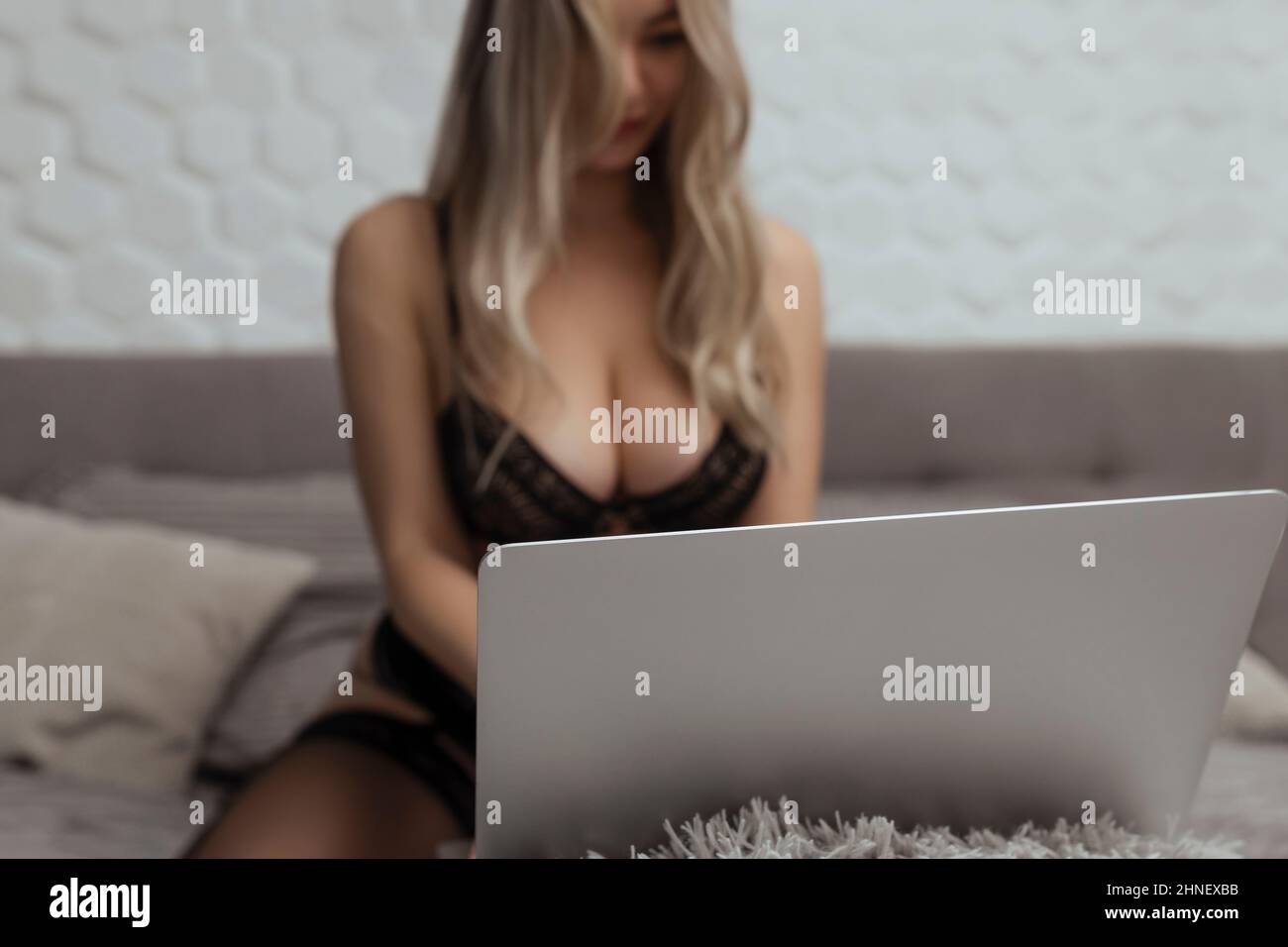 Ein schönes, junges Mädchen schießt eine Webcam, arbeitet als Model. Das Konzept des Online-Flirts, Sex im Internet Stockfoto
