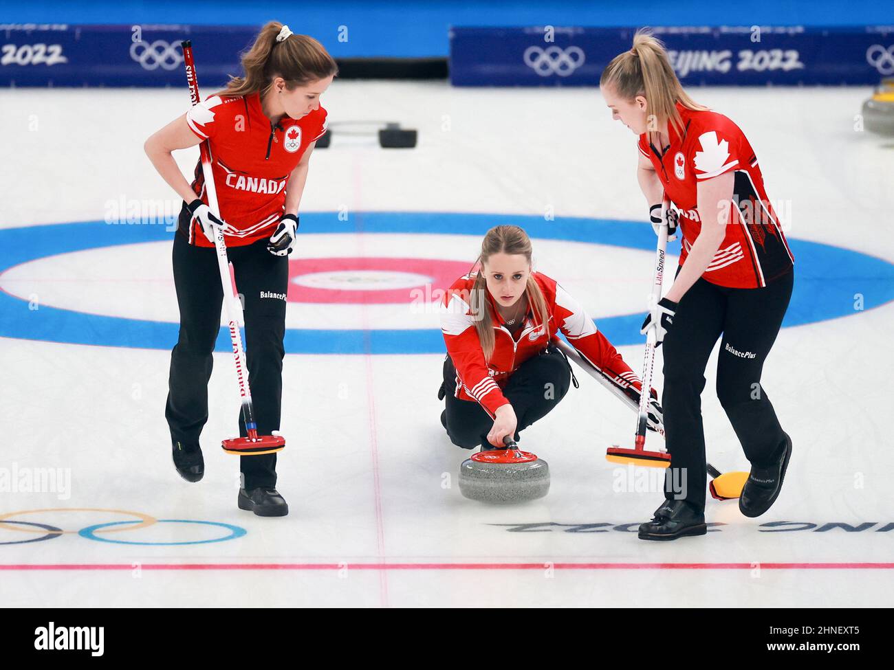 Peking, China. 16th. Februar 2022. Kaitlyn Lawes (L), Jocelyn Peterman (C) und Dawn McEwen aus Kanada treten während der Curling Women's Round Robin Session 11 der Olympischen Winterspiele 2022 in Peking zwischen Kanada und China im National Aquatics Center in Peking, der Hauptstadt von China, am 16. Februar 2022 an. Quelle: Liu Xu/Xinhua/Alamy Live News Stockfoto