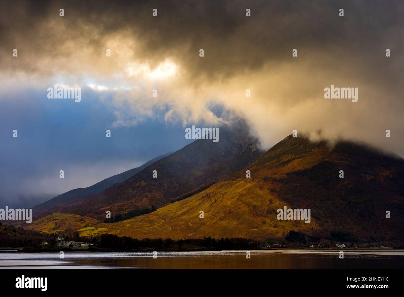 Dramatische Wolken auf der Beinn A' Bheithir Range über Loch Leven, Highland Region, Schottland, Großbritannien Stockfoto