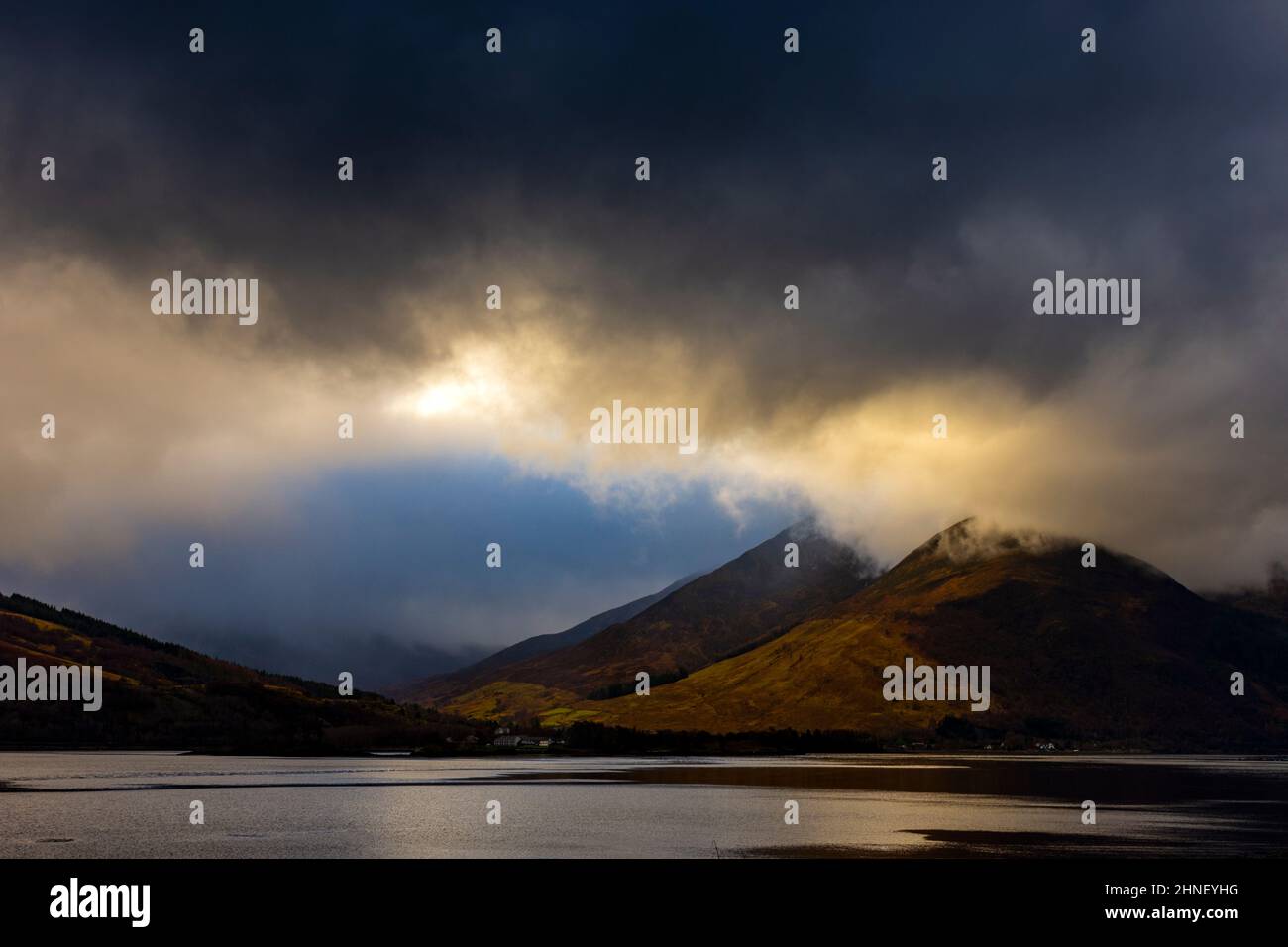 Dramatische Wolken auf der Beinn A' Bheithir Range über Loch Leven, Highland Region, Schottland, Großbritannien Stockfoto