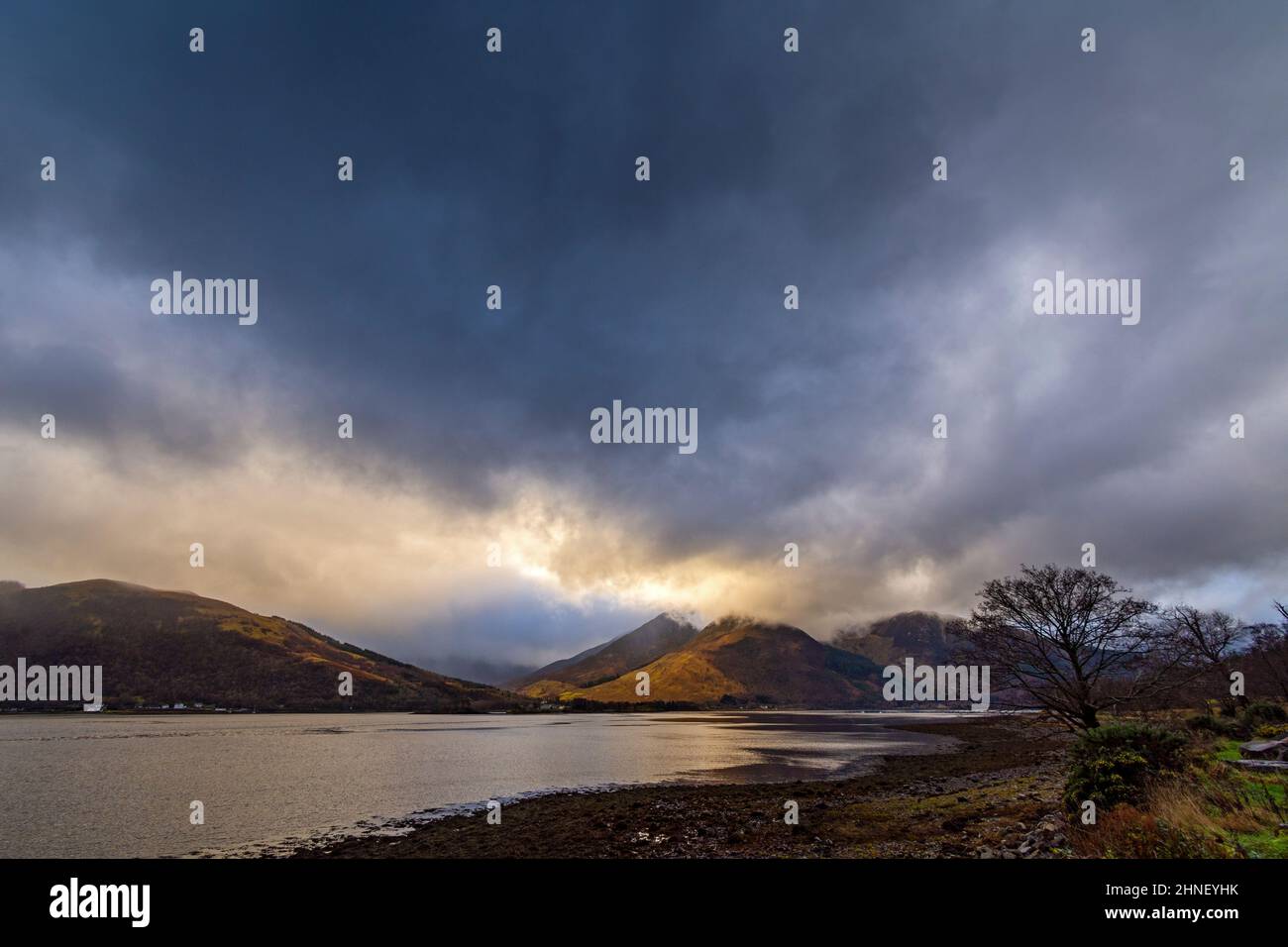 Dramatische Wolken auf der Beinn A' Bheithir Range über Loch Leven, Highland Region, Schottland, Großbritannien Stockfoto