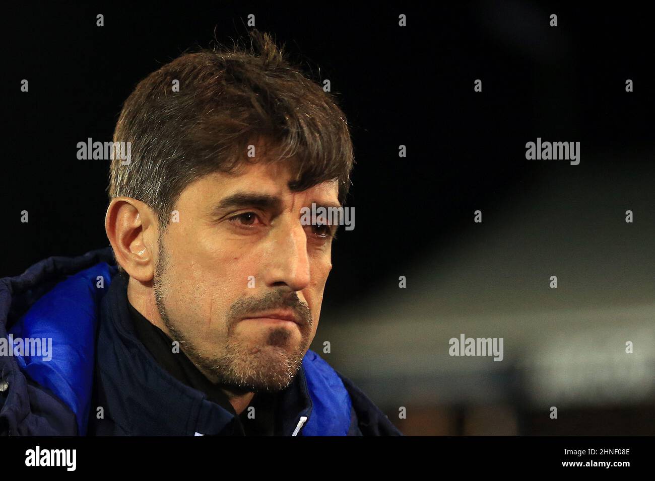 Peterborough, Großbritannien. 16th. Februar 2022. Veljko Paunovic, der Manager des FC Reading, schaut auf . EFL Skybet Championship Match, Peterborough Utd gegen Reading im Weston Homes Stadium in Peterborough am Mittwoch, 16th. Februar 2022. Dieses Bild darf nur für redaktionelle Zwecke verwendet werden. Nur zur redaktionellen Verwendung, Lizenz für kommerzielle Nutzung erforderlich. Keine Verwendung bei Wetten, Spielen oder Veröffentlichungen in einem Club/einer Liga/einem Spieler. PIC von Steffan Bowen/Andrew Orchard Sports Photography/Alamy Live News Credit: Andrew Orchard Sports Photography/Alamy Live News Stockfoto