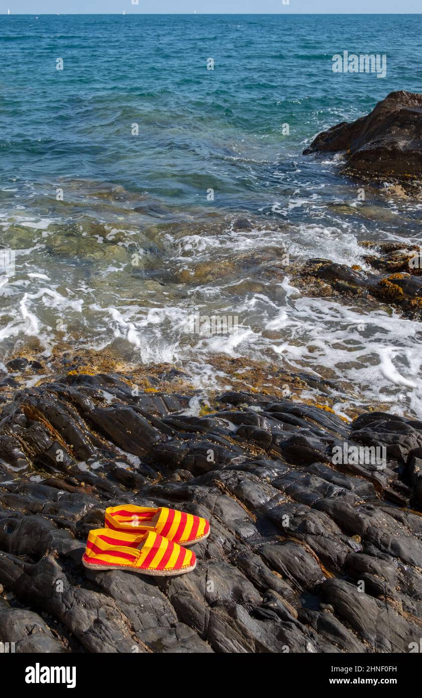 frankreich Plage rochers Collioure pyrenees orientales espadrilles catalanes Stockfoto