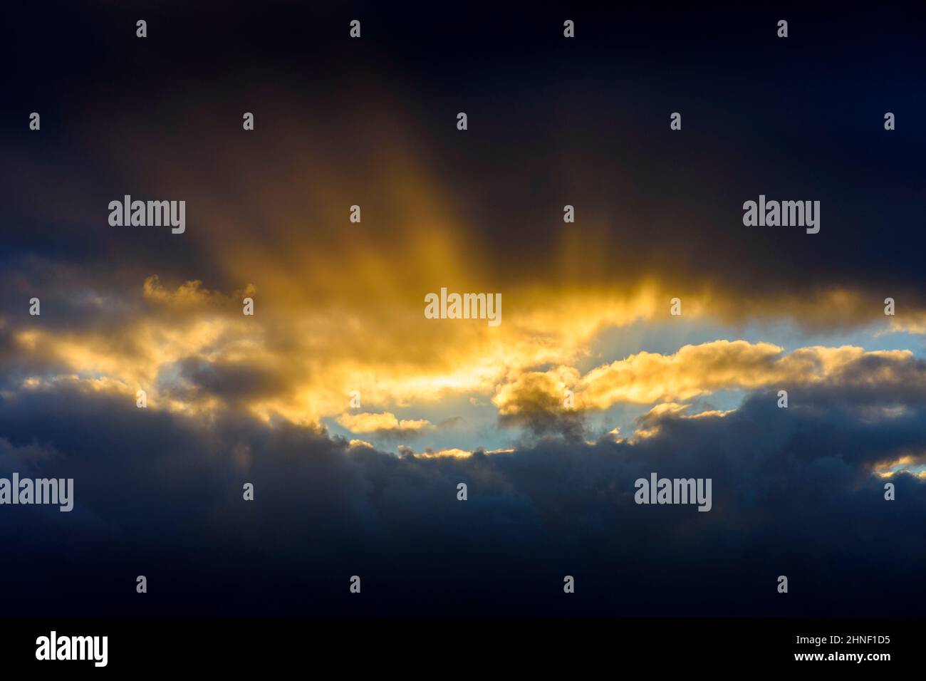 Sonnenstrahlen, die bei Sonnenuntergang in der Nähe des Dorfes Mey, Caithness, Schottland, Großbritannien, durch eine Wolkenpause leuchten Stockfoto