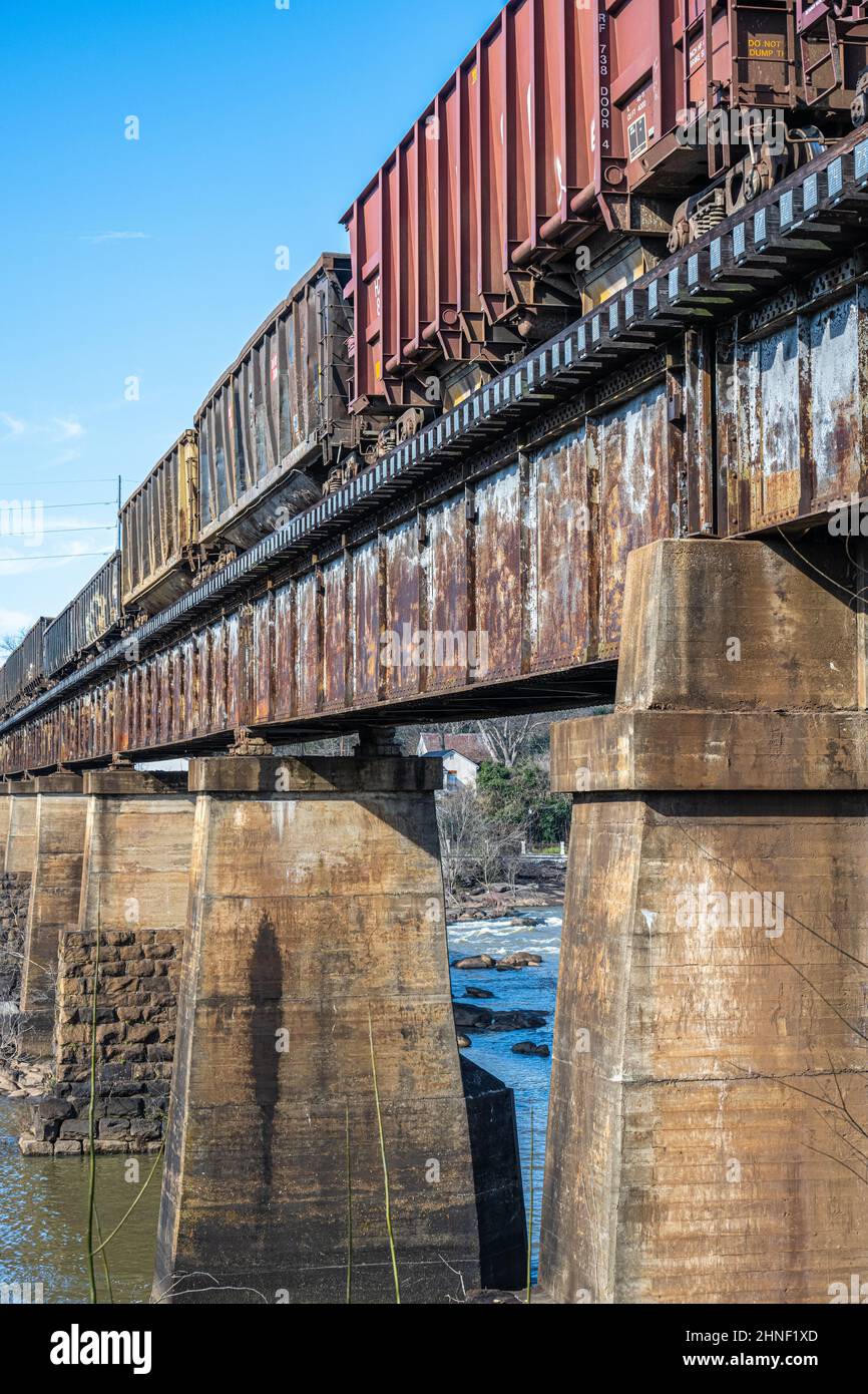 Güterzugwagen auf einer Eisenbahnbrücke über den Chattahoochee River zwischen Columbus, Georgia, und Phenix City, Alabama. (USA) Stockfoto