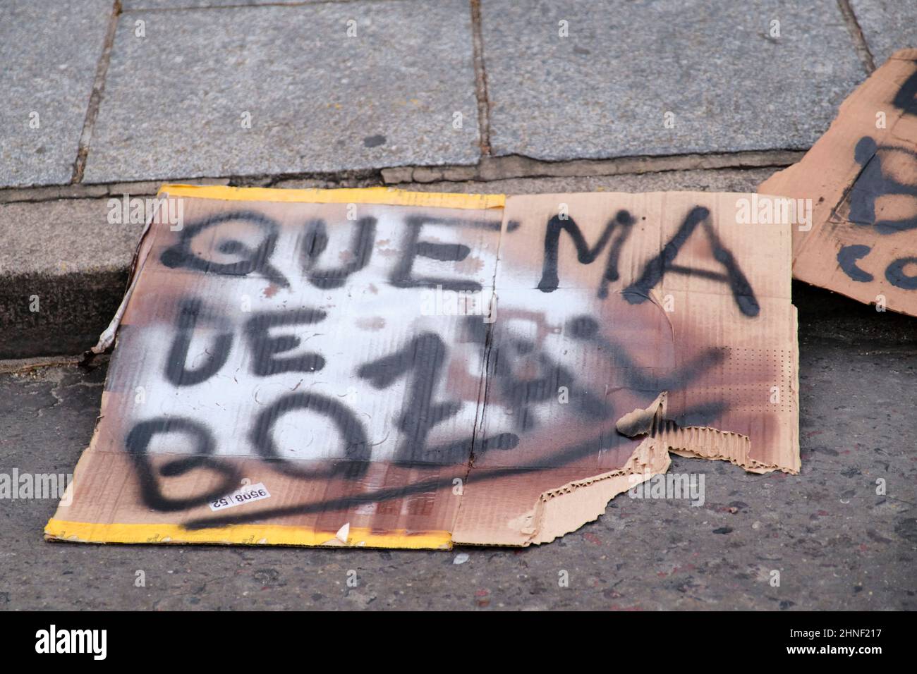 Buenos Aires, Argentinien; 24. September 2021: Handgeschriebenes Plakat mit dem Text Burn Muzzle, Protest gegen den Einsatz von Gesichtsschutzmasken während des coro Stockfoto