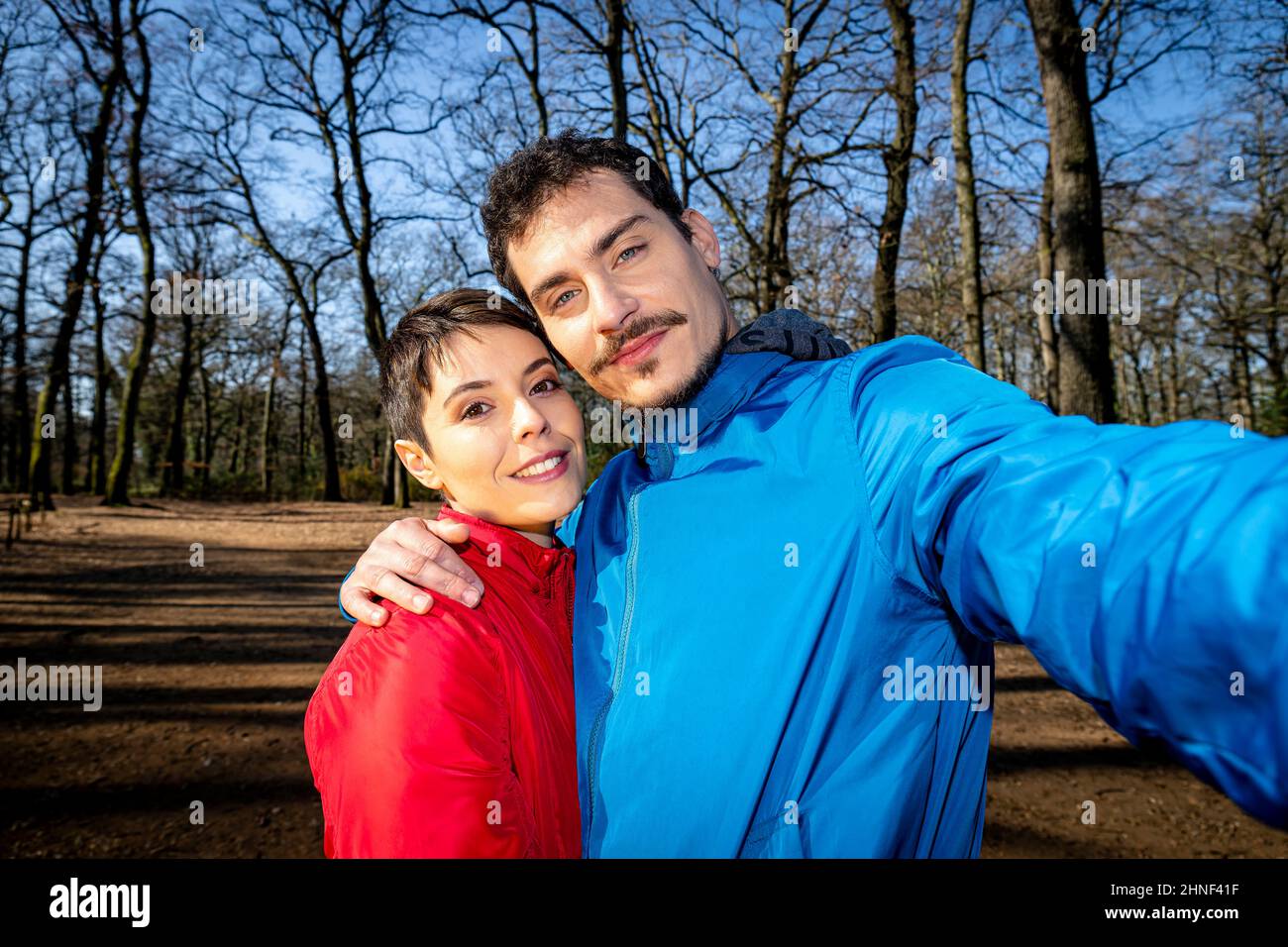 Das junge Paar macht ein Selfie im Wald. Porträt eines schönen Paares bei einer Wanderung im Park. Stockfoto