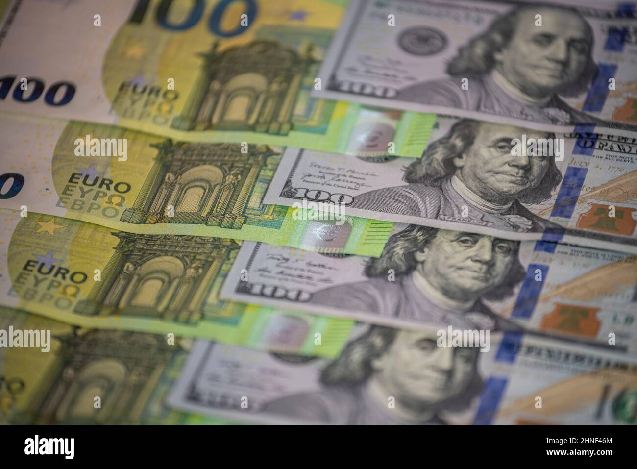 Banknoten von Hunderten von US-Dollar und Euro, Handelsindex Finanzkonzept Stockfoto