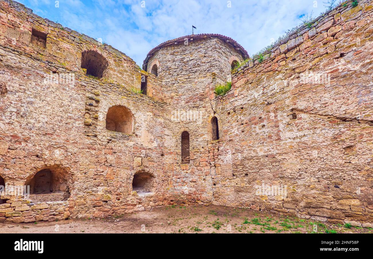 Die Innenmauern der Zitadelle mit tiefen Nischen und hohem Steinturm, Festung Akkerman, Bilhorod-Dnistrovskyi, Ukraine Stockfoto