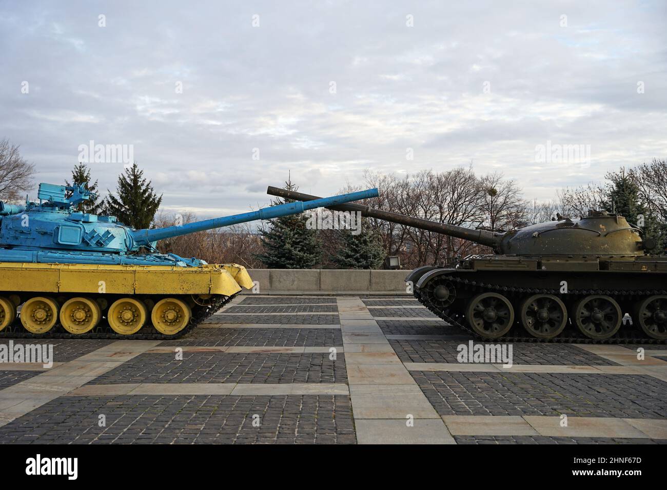 Russland Ukraine Krieg, gelb und blau Tank gegen russischen grünen Tank, russisch-ukrainischen Krisenkonzept, Kiew, Ukraine Stockfoto