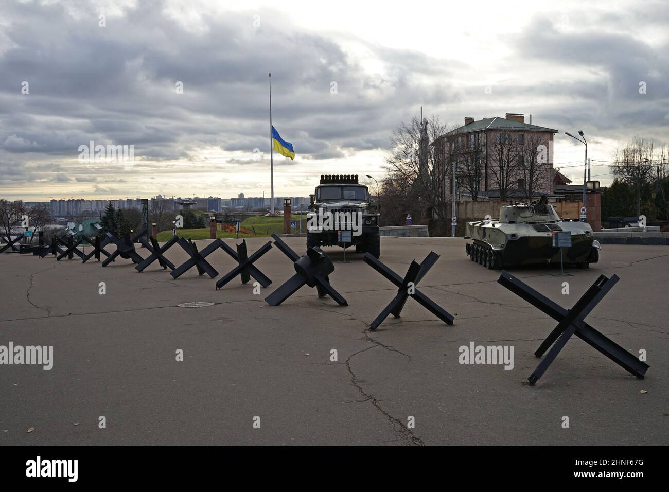 Kiew, Ukraine - 22 2021. November: Ukrainische und russische Kriegswaffen, Panzer und Transporter vor dem Fahnenposten Stockfoto