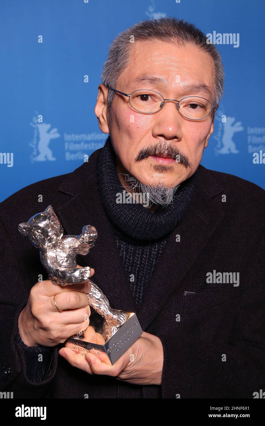 Berlin, Deutschland. 16th. Februar 2022. Der südkoreanische Regisseur und Drehbuchautor Hong Sang-soo posiert mit dem Silbernen Bären der Großen Jury für den Film 'so-seol-ga-ui Yeong-hwa' (der Romanautor) während einer Fotosession nach der Preisverleihung der Berlinale 72nd. Quelle: Ronny Hartmann/AFP POOL/dpa/Alamy Live News Stockfoto