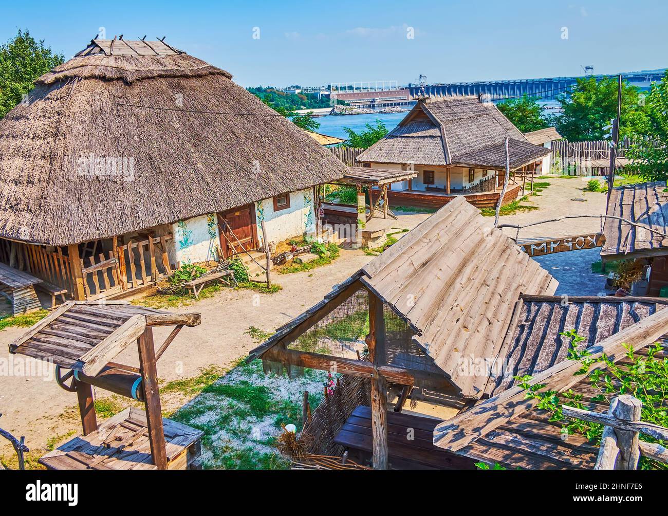 Der Hof des kleinen Kisch mit lehmhäusern verschiedener Zwecke und andere Konstruktionen, Saporizhian sich scansen, Zaporizhzhia, Ukraine Stockfoto