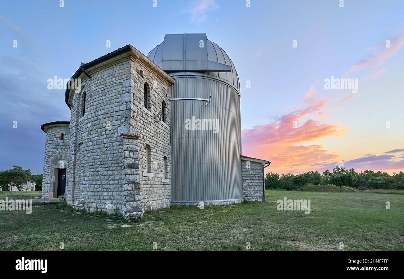 Observatorium Tican, in der Nähe von Visnjan in Istrien, Kroatien in den frühen Morgenstunden, Sonnenaufgang. Stockfoto