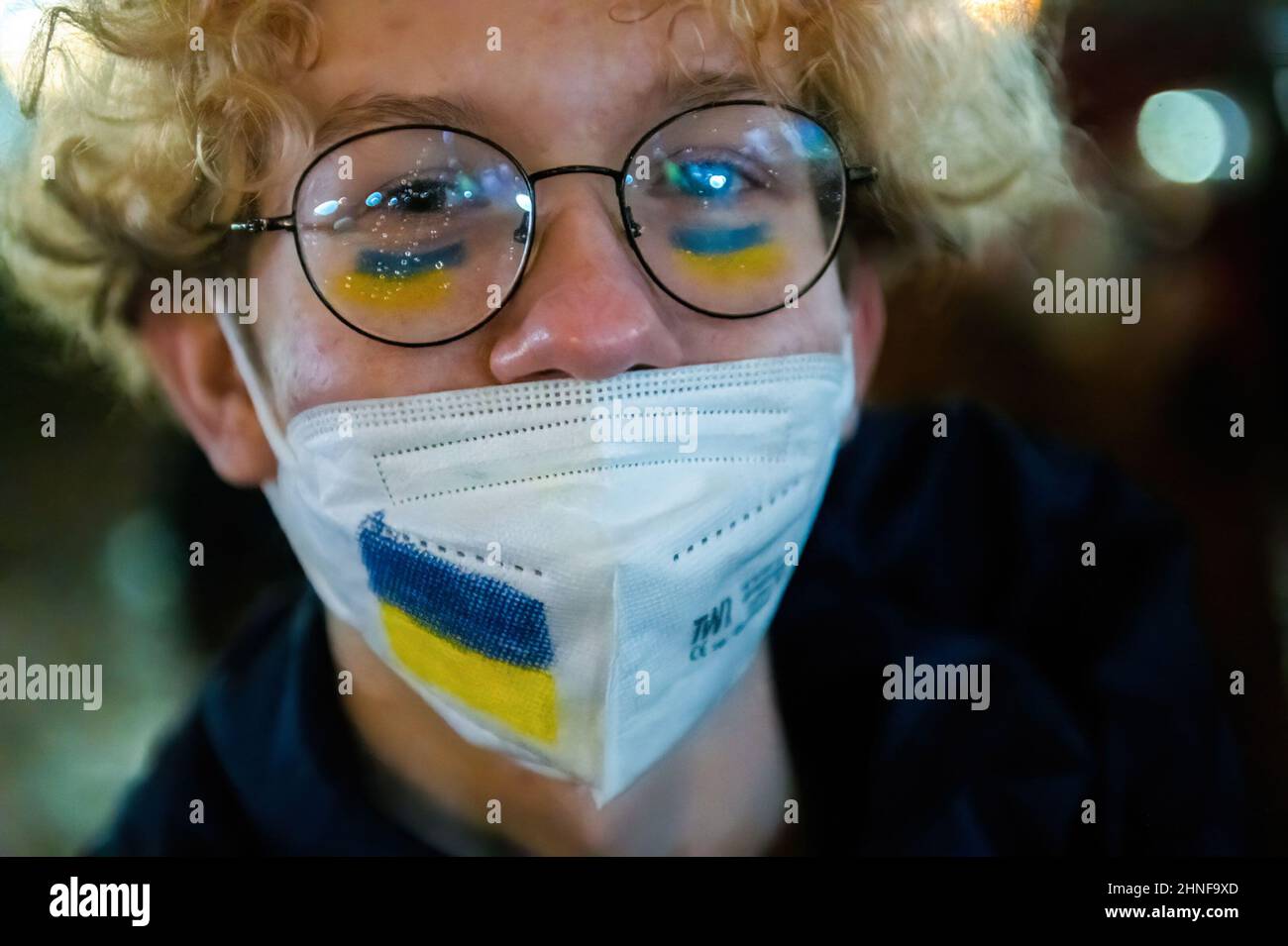 Danzig, Polen. 16th. Februar 2022. Ein Protestler trägt eine Gesichtsmaske mit ukrainischer Flagge darauf. Die ukrainisch-polnische Gemeinschaft von Danzig versammelte sich auf dem Solidaritätsplatz für die territoriale Integrität und Souveränität der Ukraine angesichts der drohenden Ausweitung der Aggression durch die Russische Föderation. (Foto von Mateusz Slodkowski/SOPA Images/Sipa USA) Quelle: SIPA USA/Alamy Live News Stockfoto