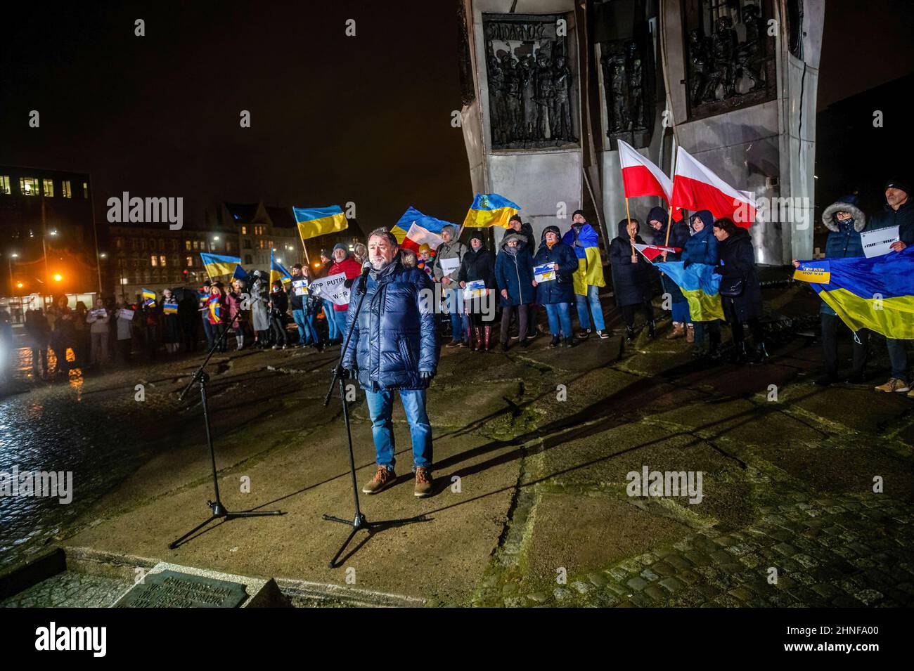 Danzig, Polen. 16th. Februar 2022. Ein Protestler sah, wie er während der Demonstration auf dem Solidaritätsplatz mit der Menge sprach. Die ukrainisch-polnische Gemeinschaft von Danzig versammelte sich auf dem Solidaritätsplatz für die territoriale Integrität und Souveränität der Ukraine angesichts der drohenden Ausweitung der Aggression durch die Russische Föderation. (Foto von Mateusz Slodkowski/SOPA Images/Sipa USA) Quelle: SIPA USA/Alamy Live News Stockfoto Danzig, Polen. 16th. Februar 2022. Ein Protestler sah, wie er während der Demonstration auf dem Solidaritätsplatz mit der Menge sprach. Die ukrainisch-polnische Gemeinschaft von Danzig versammelte sich auf dem Solidaritätsplatz für die territoriale Integrität und Souveränität der Ukraine angesichts der drohenden Ausweitung der Aggression durch die Russische Föderation. (Foto von Mateusz Slodkowski/SOPA Images/Sipa USA) Quelle: SIPA USA/Alamy Live News Stockfoto