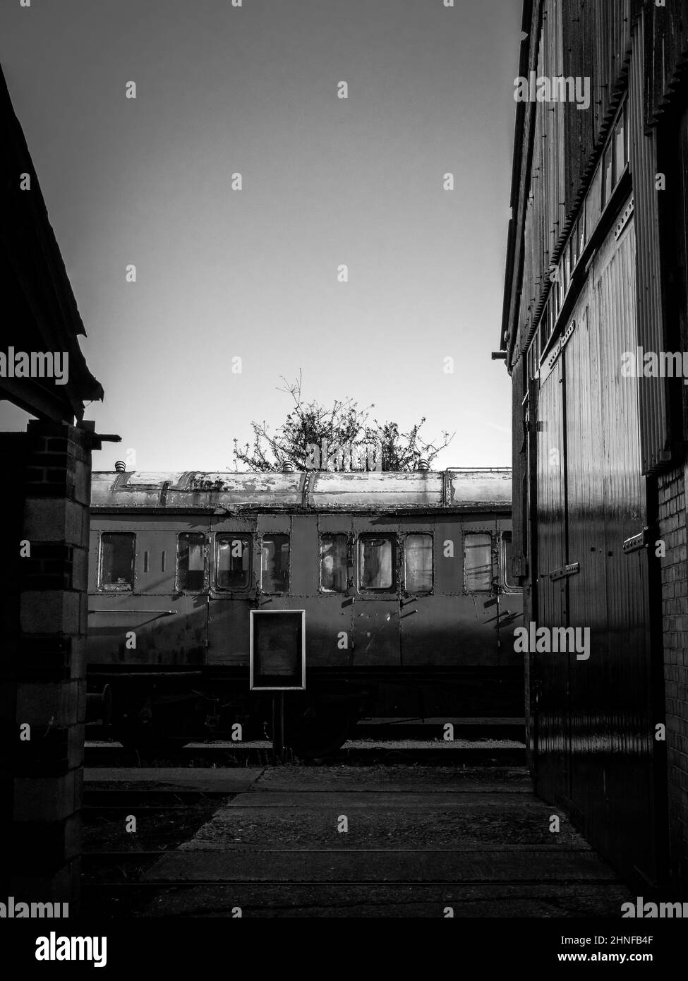 Der Bus kommt am Schuppen im Didcot Railway Centre, Oxford, Großbritannien vorbei Stockfoto