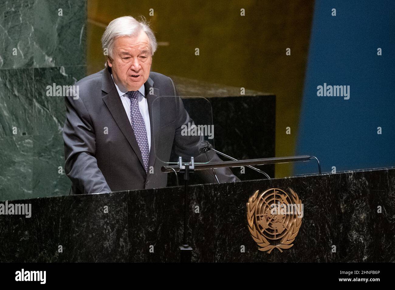 (220216) -- UNITED NATIONS, 16. Februar 2022 (Xinhua) -- UN-Generalsekretär Antonio Guterres berichtet der Generalversammlung über seinen Bericht über den Globalen Migrationspakt am 16. Februar 2022 im UN-Hauptquartier in New York. Guterres forderte am Mittwoch die Mitgliedsstaaten auf, Migration besser zu handhaben und Migranten zu schützen. (Evan Schneider/UN Photo/Handout via Xinhua) Stockfoto