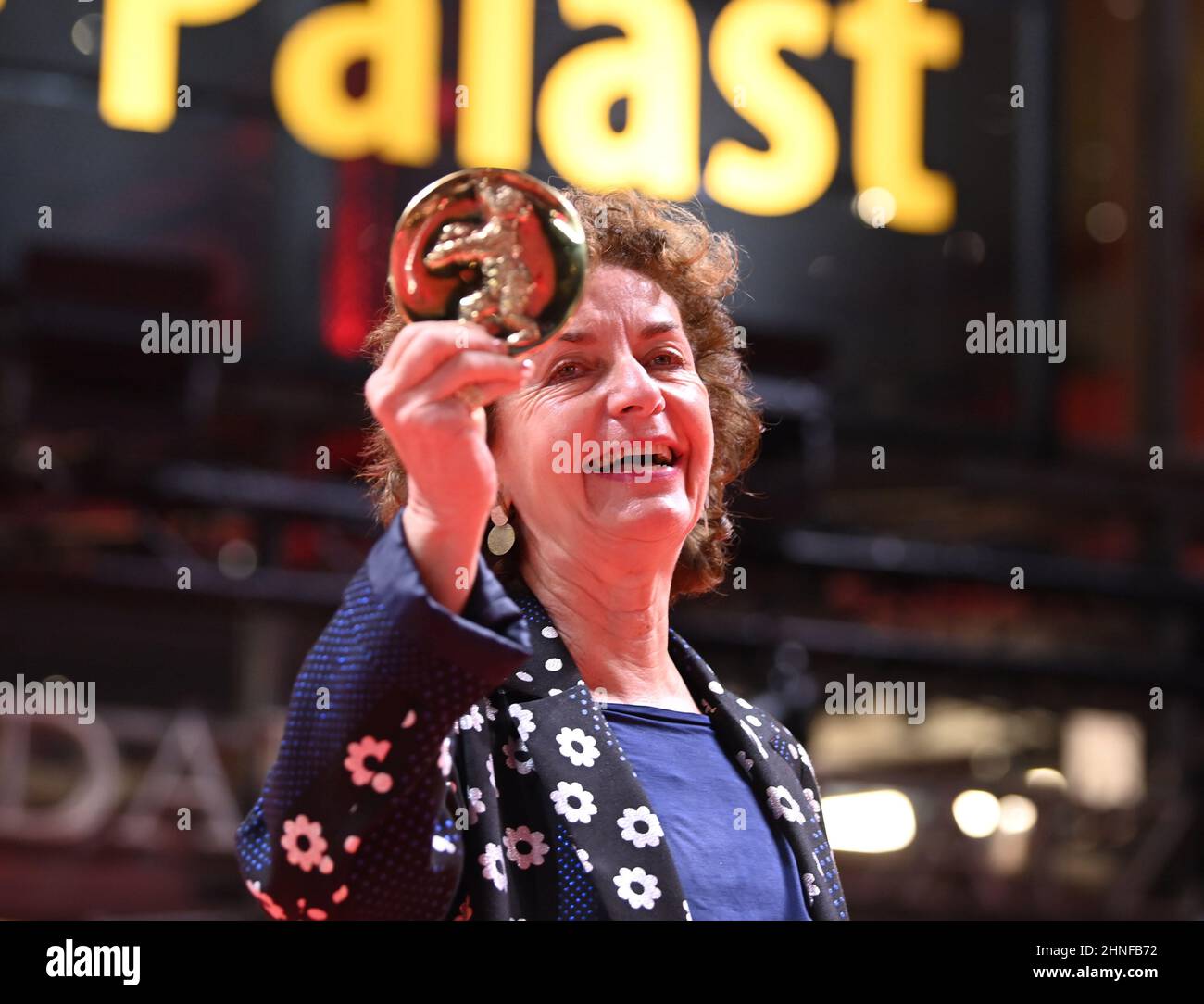 Berlin, Deutschland. 16th. Februar 2022. Die österreichische Filmemacherin Ruth Beckermann wurde nach der Preisverleihung der Berlinale 2022 auf dem roten Teppich im Berlinale Palast für ihren Film „Mutzenbacher“ mit dem „Encounters Award for Best Film“ ausgezeichnet. Die Internationalen Filmfestspiele 72nd finden vom 10. Bis 20. Februar 2022 in Berlin statt. Quelle: Jens Kalaene/dpa-Zentralbild/dpa/Alamy Live News Stockfoto