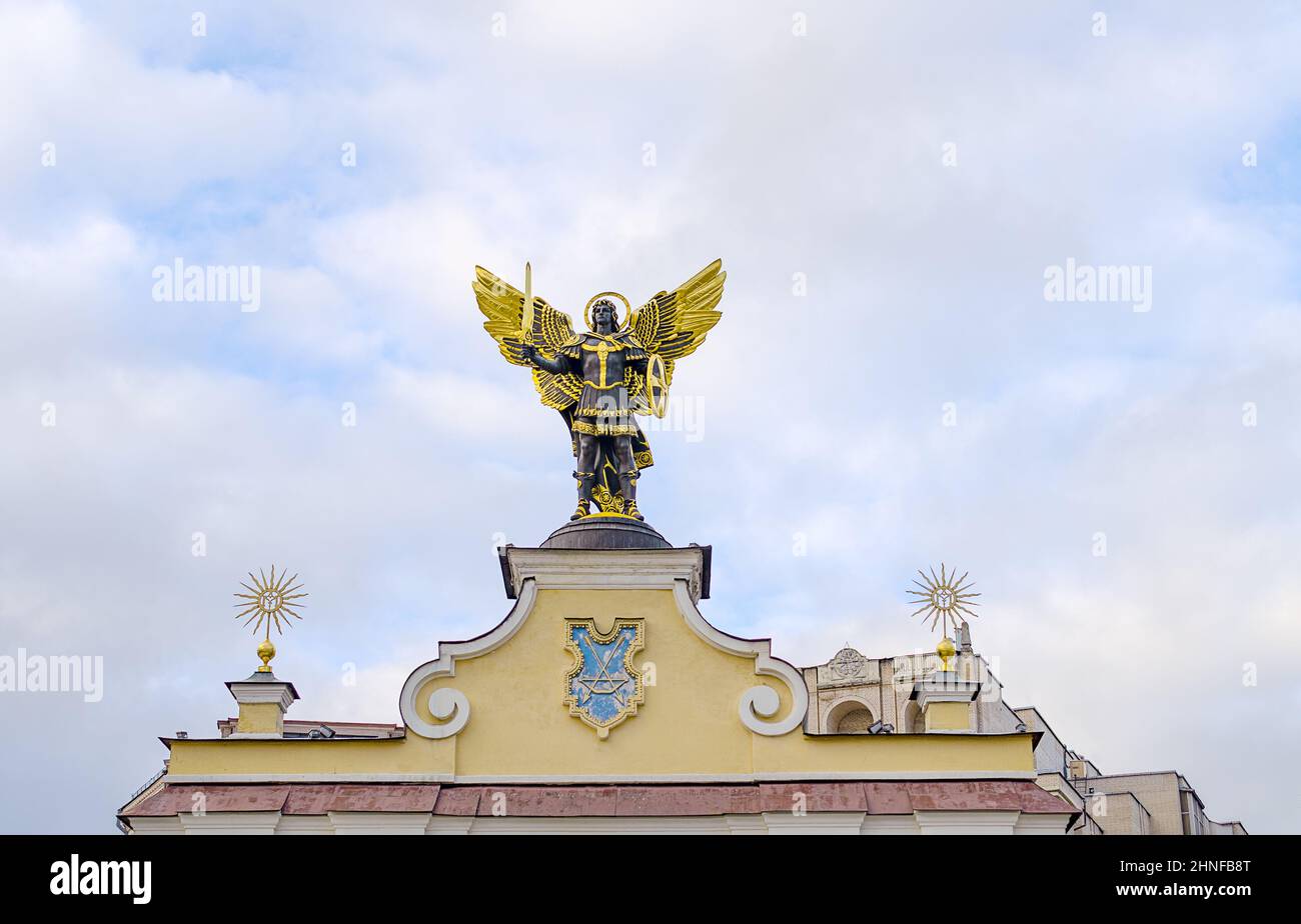 Ukraine, Kiew 04.01.2022 Statue des Erzengels Michael, des schutzpatrons von Kiew auf dem Unabhängigkeitsplatz (Unabhängigkeitsplatz) Stockfoto